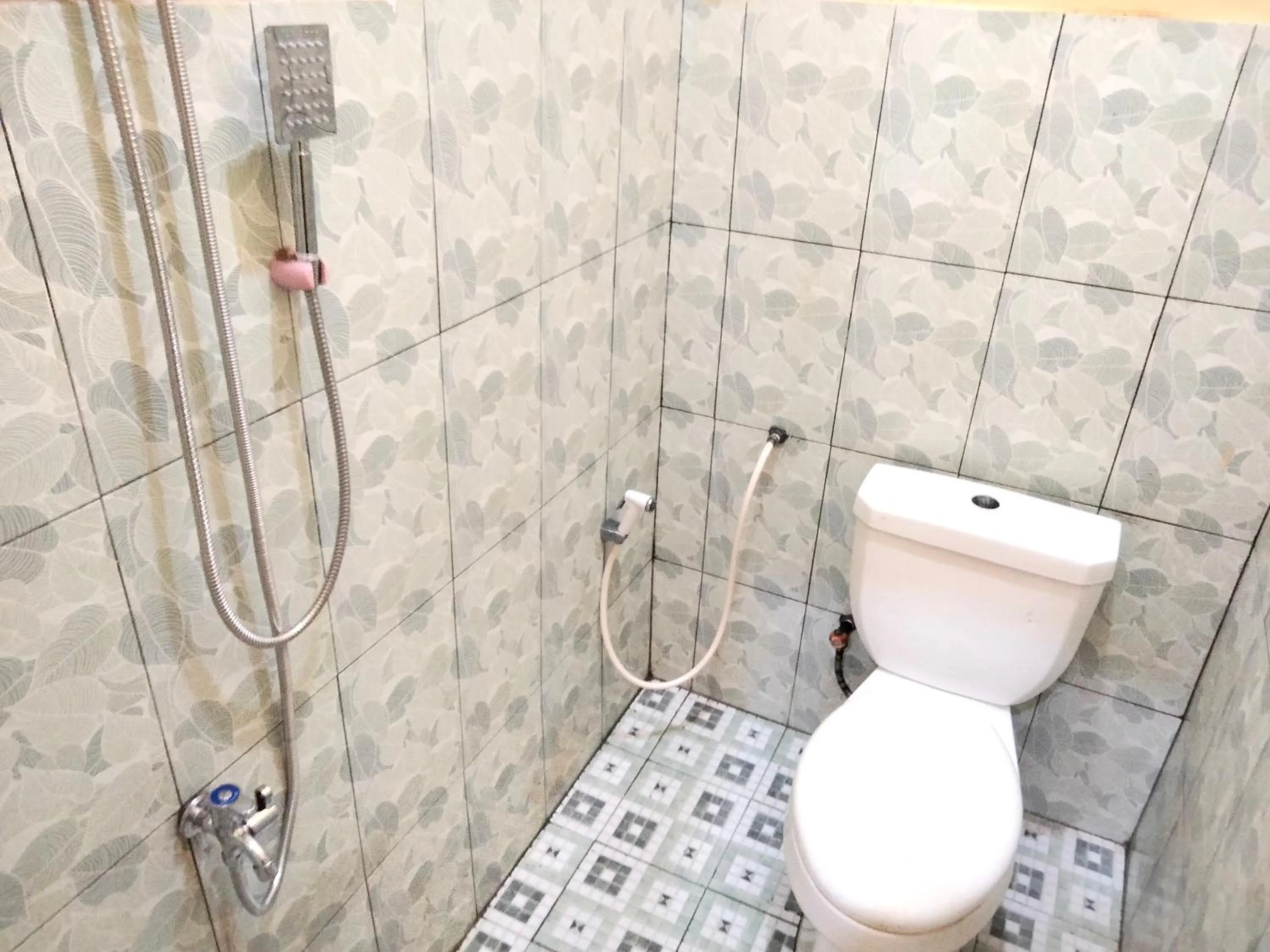 Bathroom in Wisma Mutiara near Alun Alun Demak Mitra RedDoorz