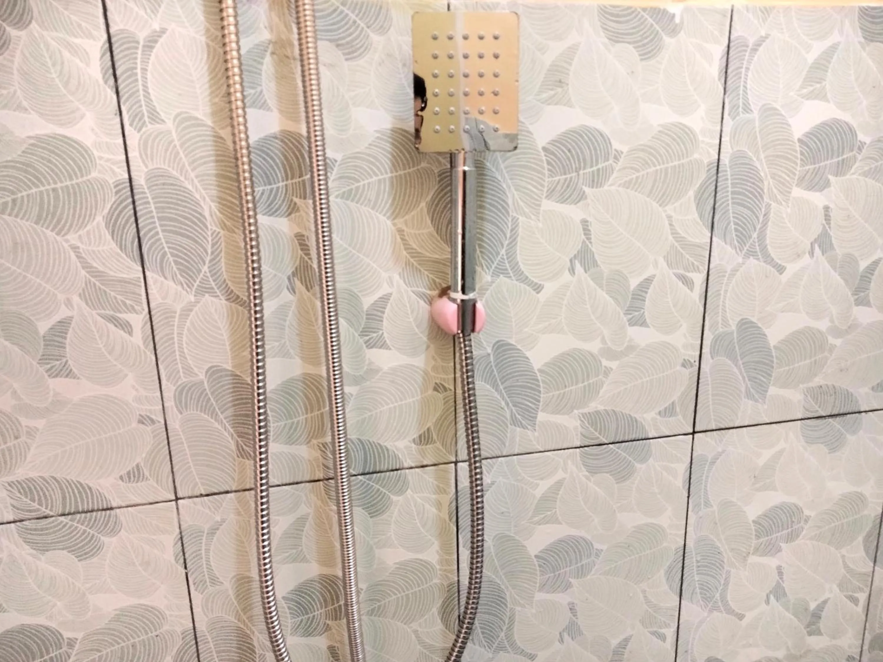 Shower in Wisma Mutiara near Alun Alun Demak Mitra RedDoorz