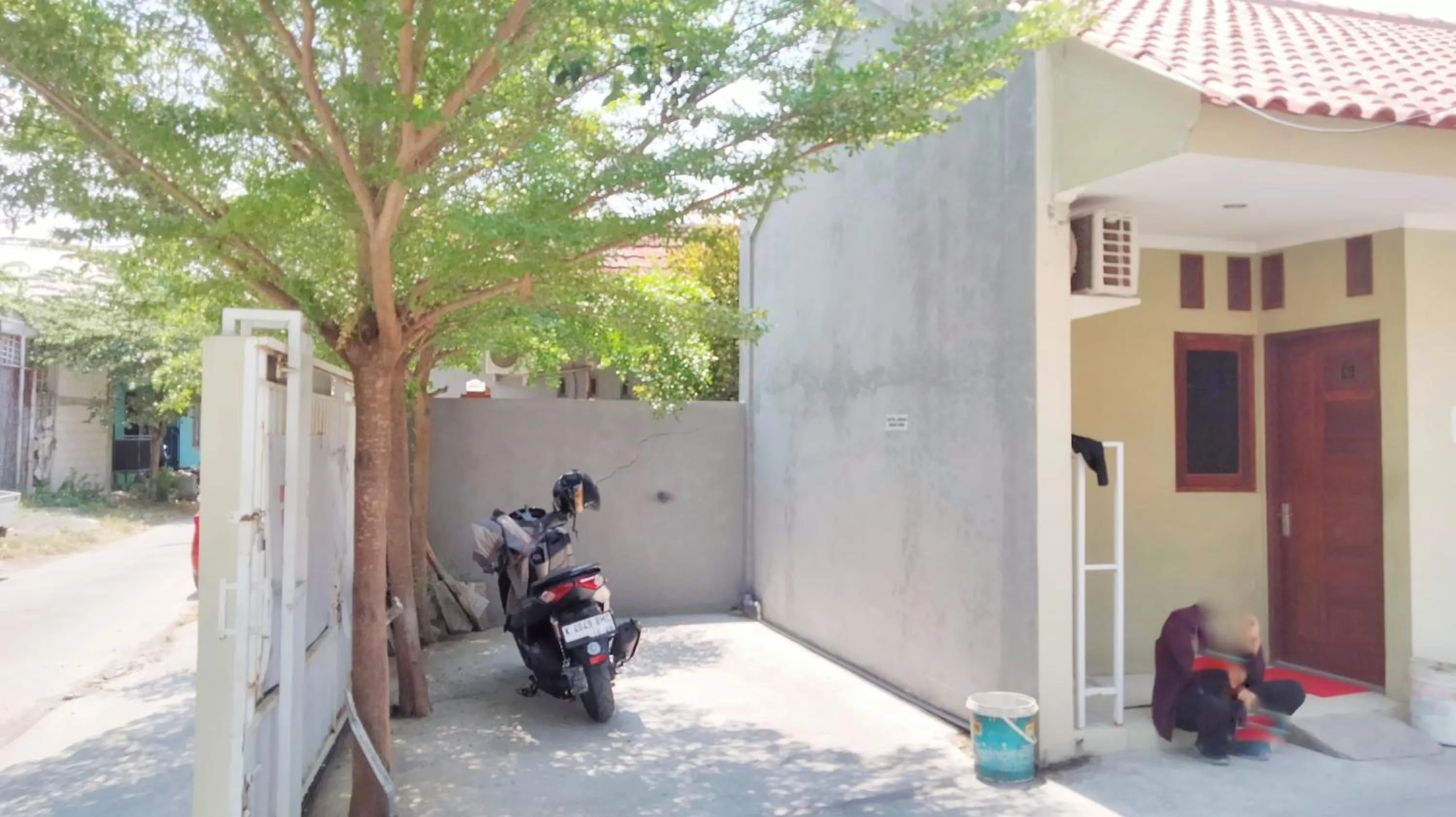 Parking in Wisma Mutiara near Alun Alun Demak Mitra RedDoorz