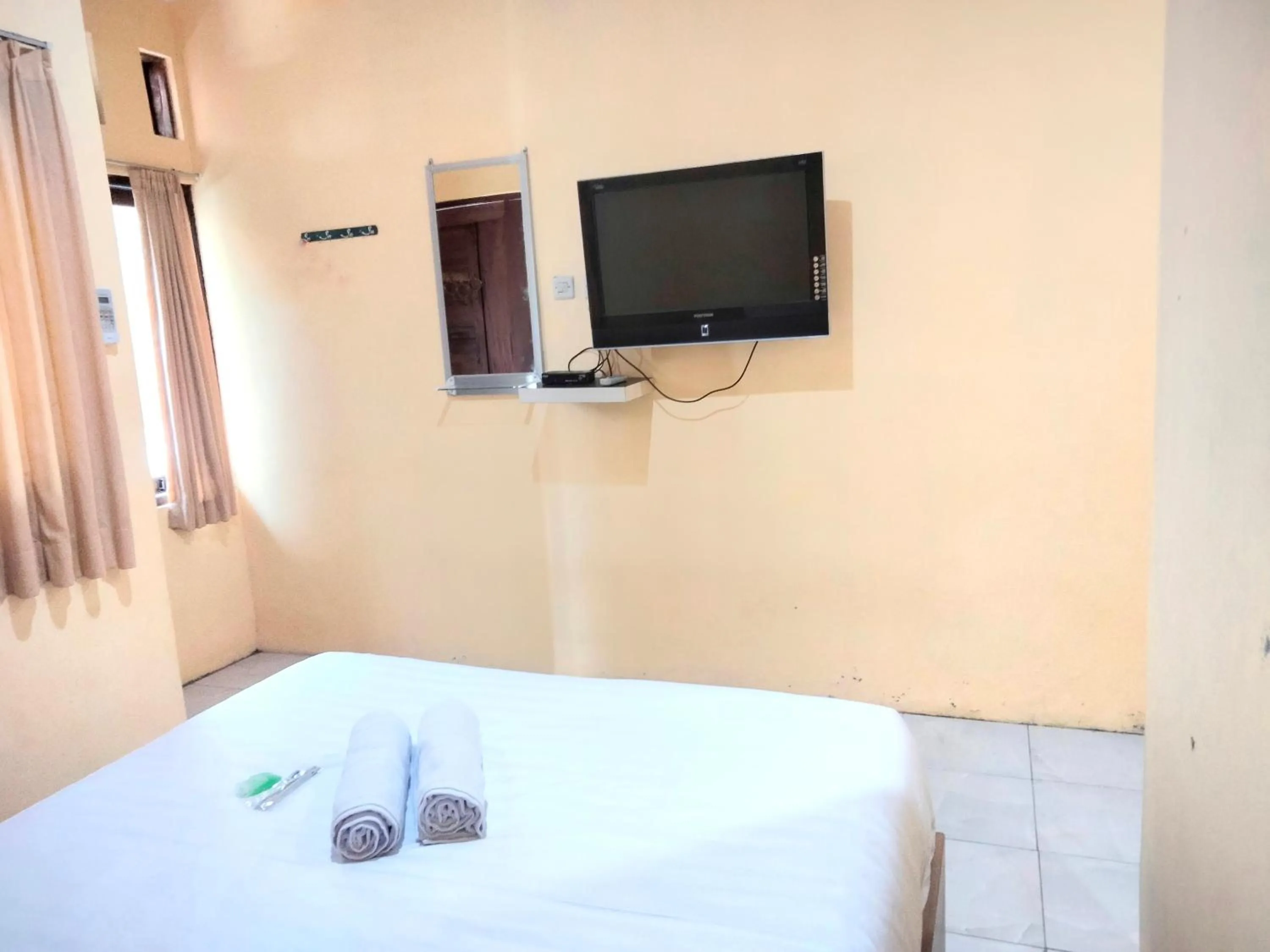 Bedroom, Bed in Wisma Mutiara near Alun Alun Demak Mitra RedDoorz