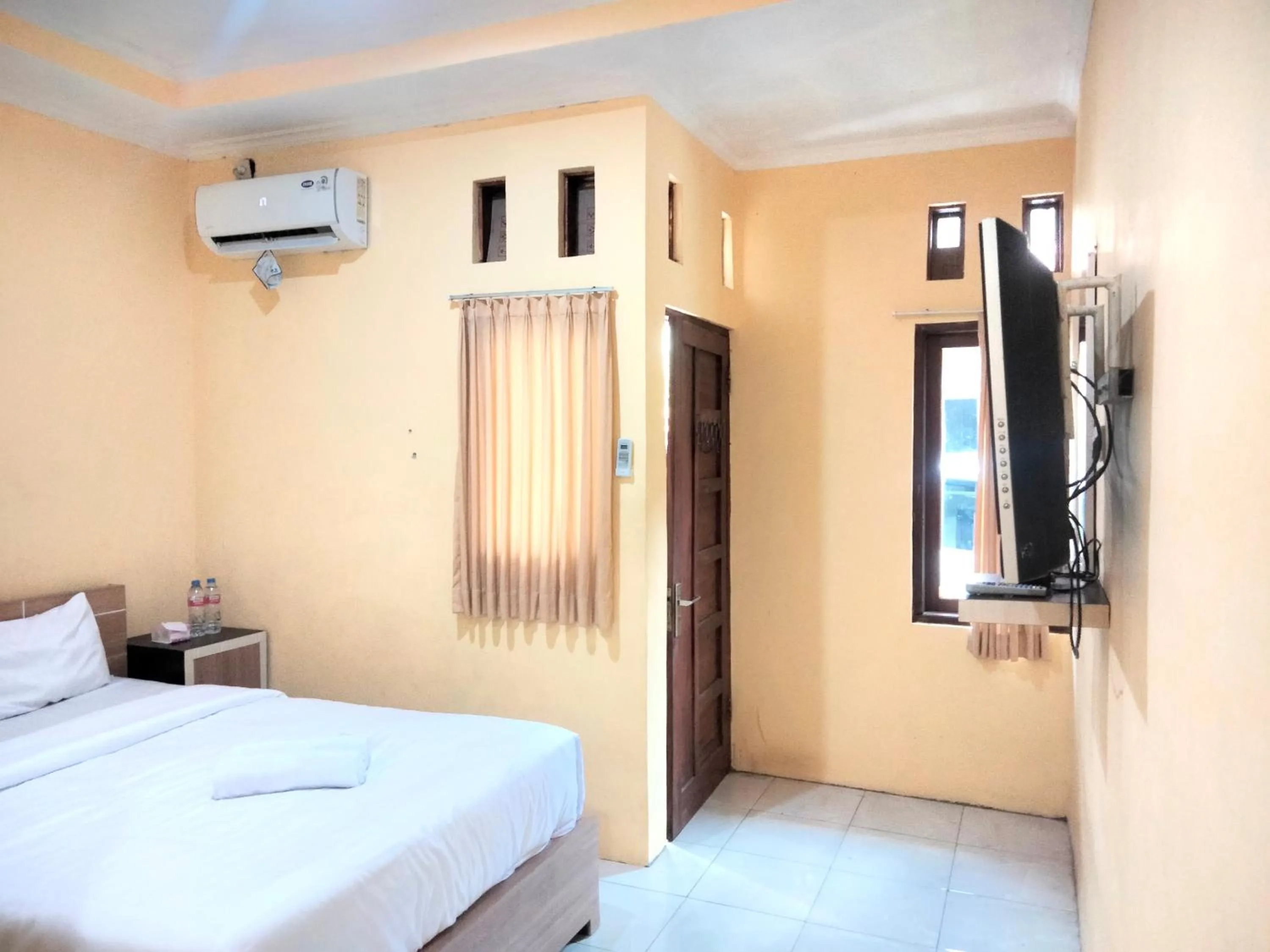Bedroom, Bed in Wisma Mutiara near Alun Alun Demak Mitra RedDoorz