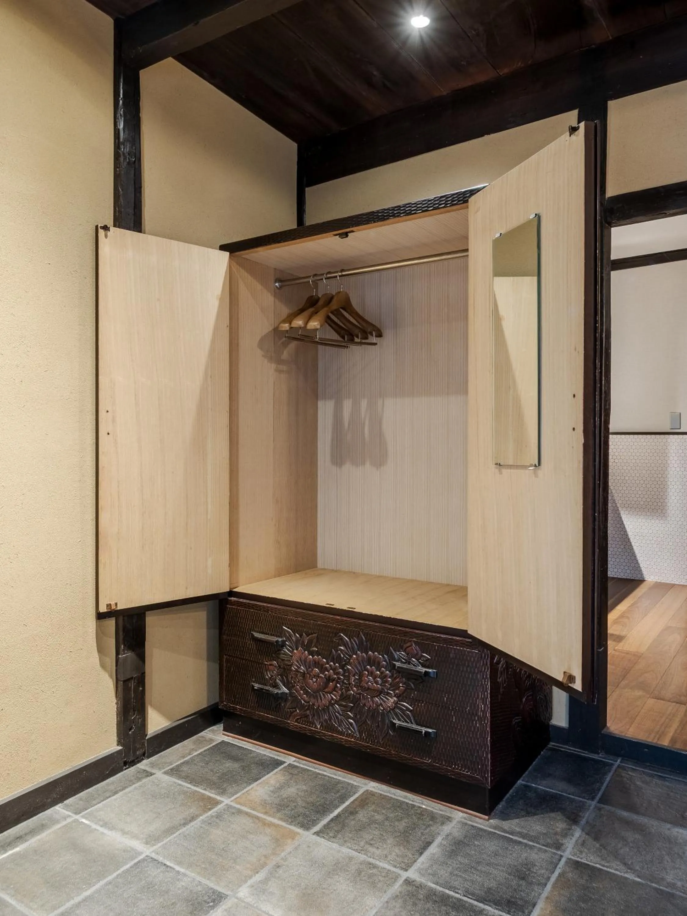 wardrobe in Momohana an Machiya House