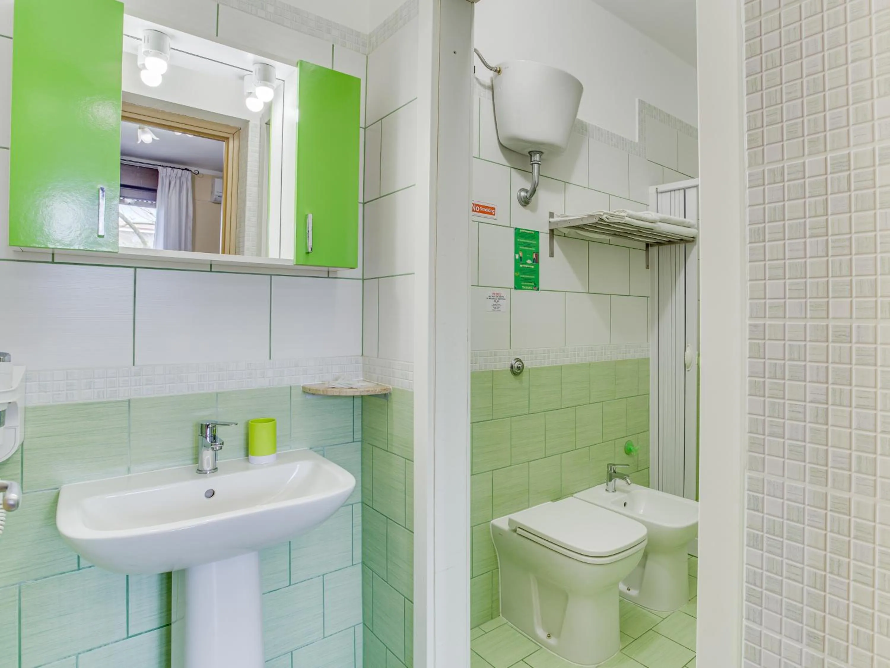 Shower in MEMO'S Affittacamere