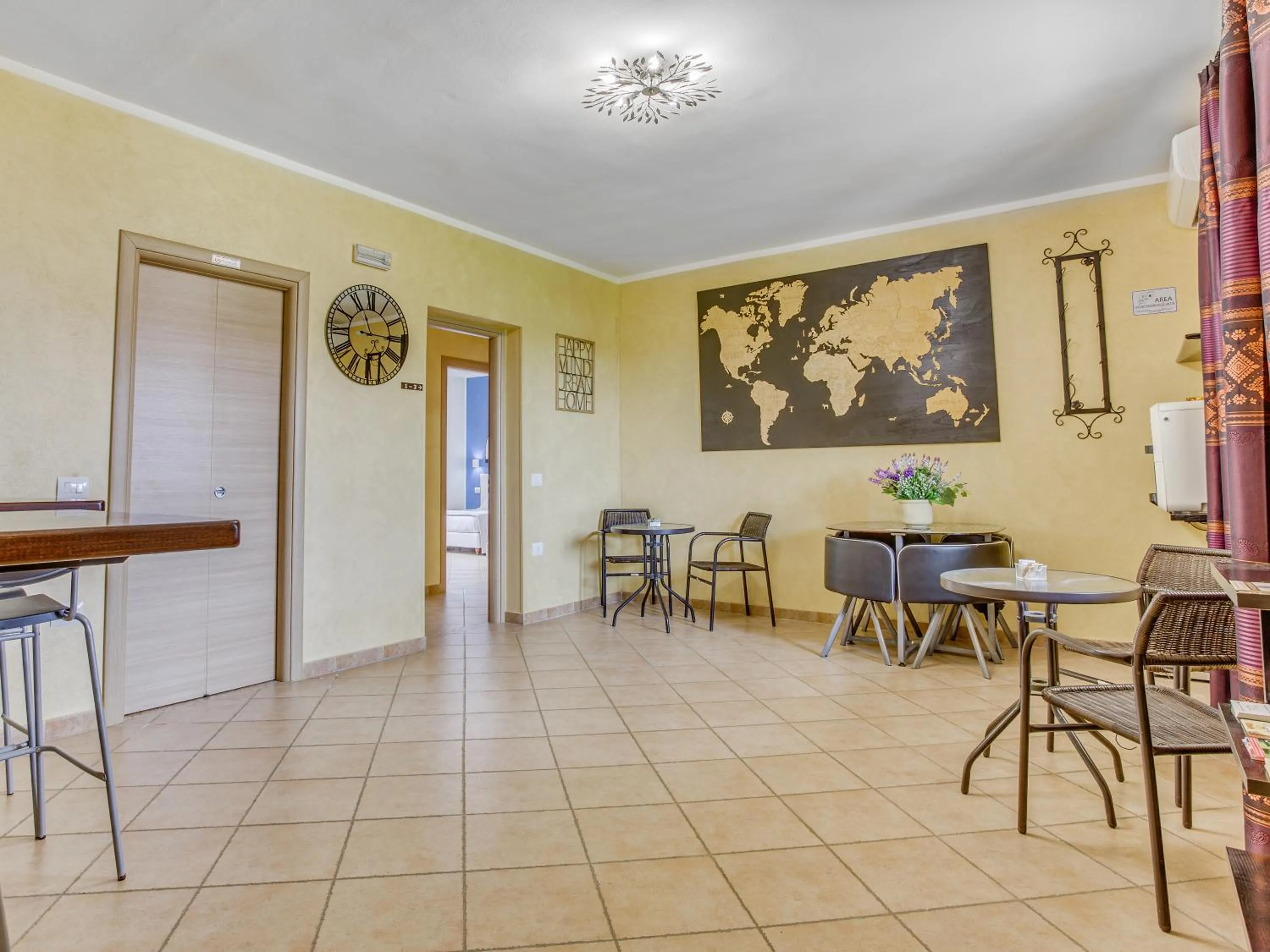 Communal lounge/ TV room in MEMO'S Affittacamere