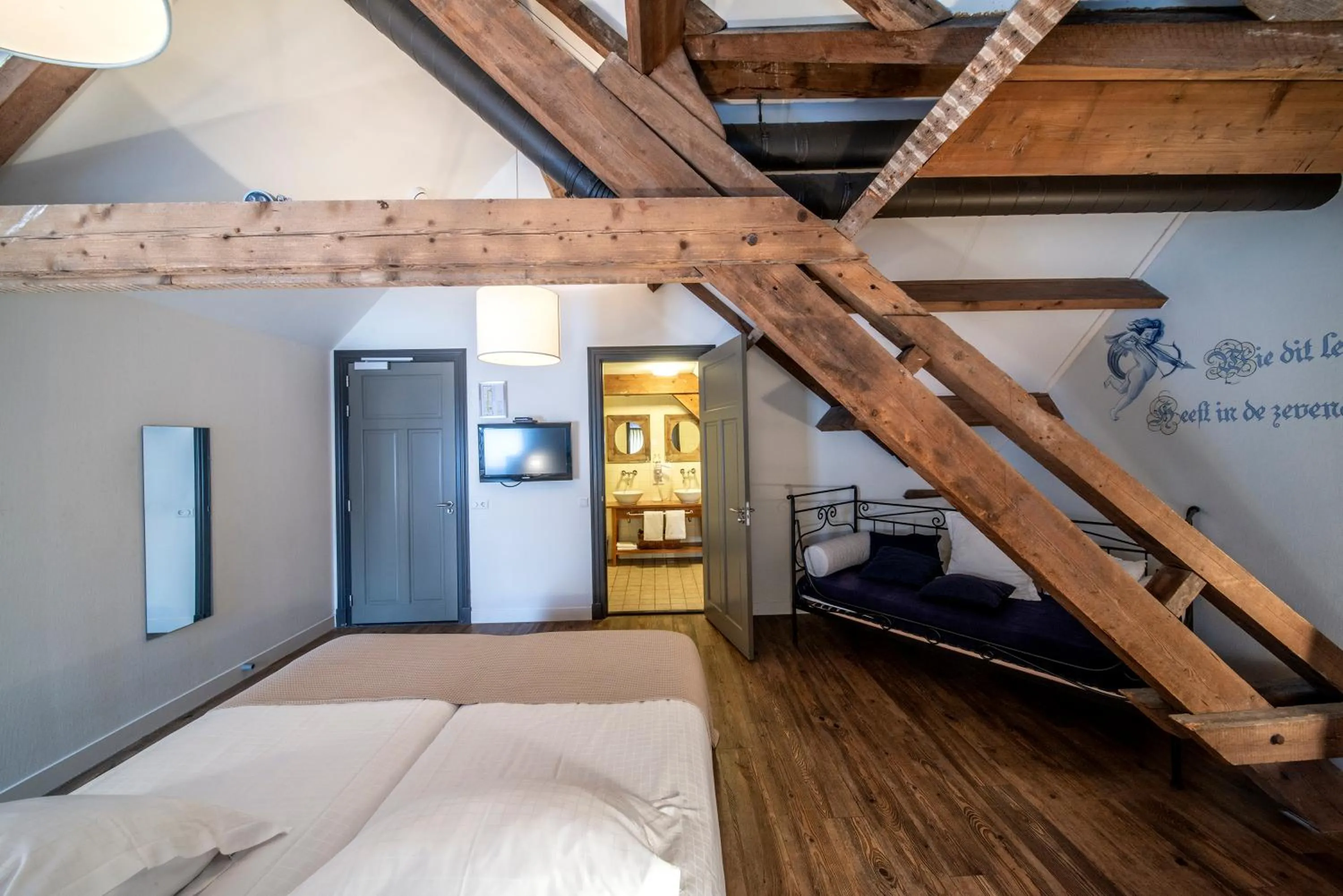 Photo of the whole room, Bed in Herberg de Brabantse Kluis