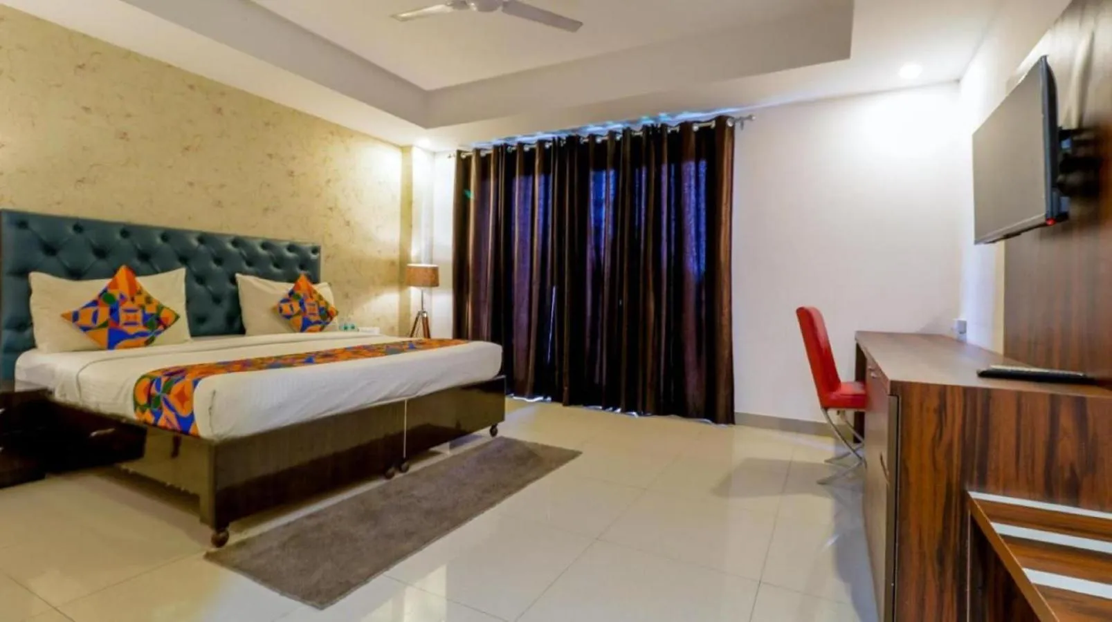 Bed in Tipsyy Inn Suites 007