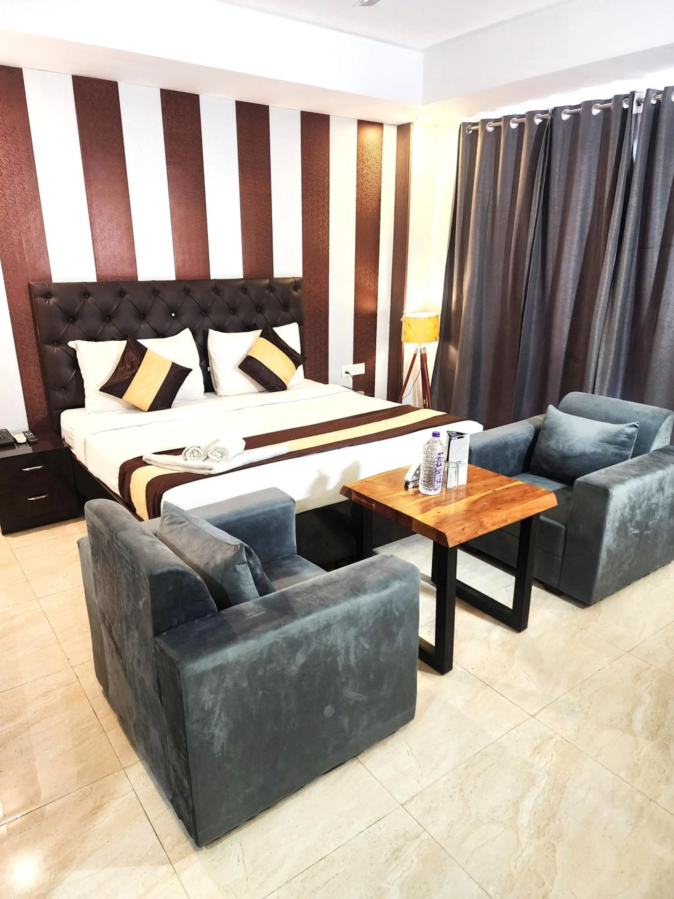 Seating area, Bed in Tipsyy Inn Suites 007