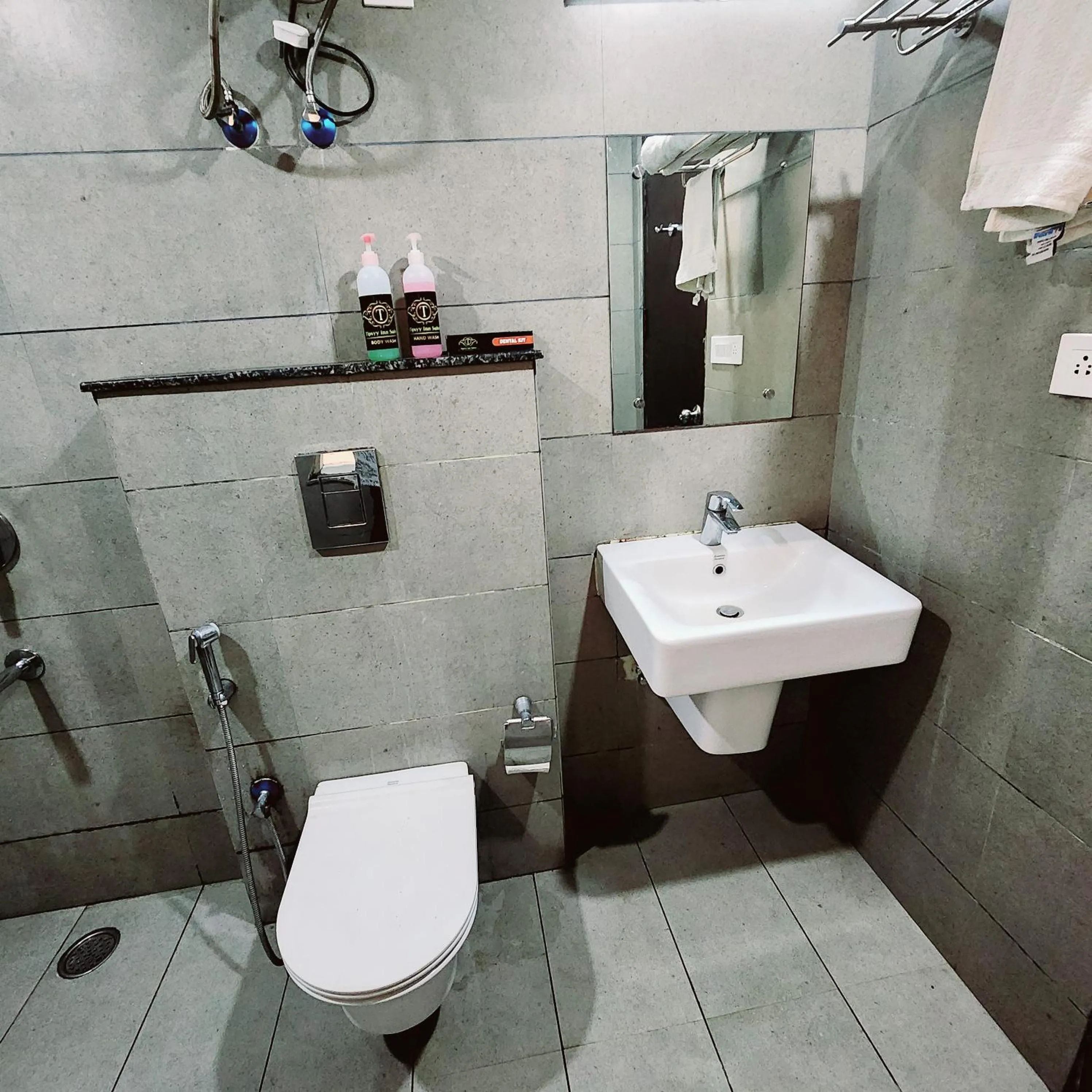 Bathroom in Tipsyy Inn Suites 007