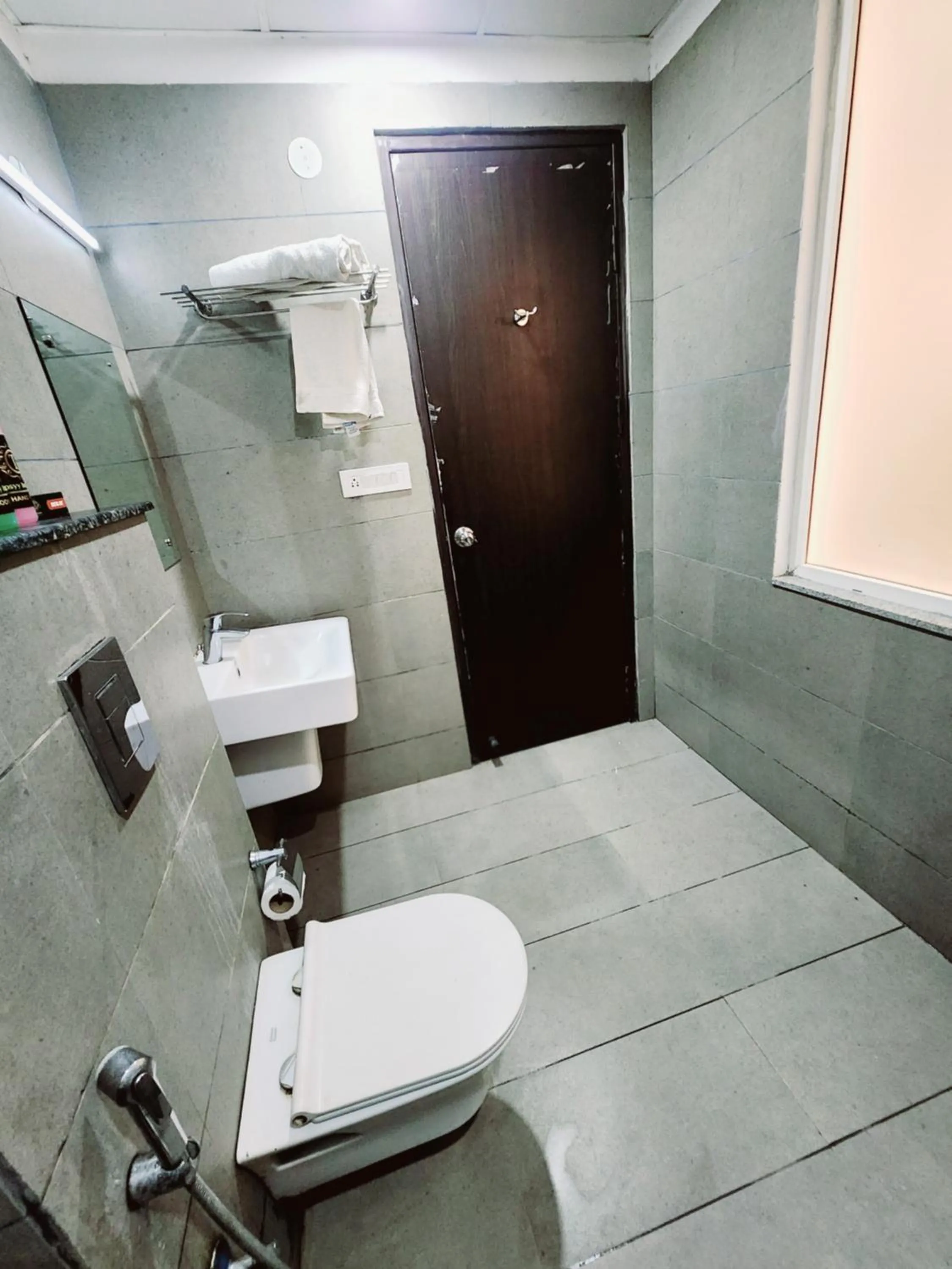 Bathroom in Tipsyy Inn Suites 007