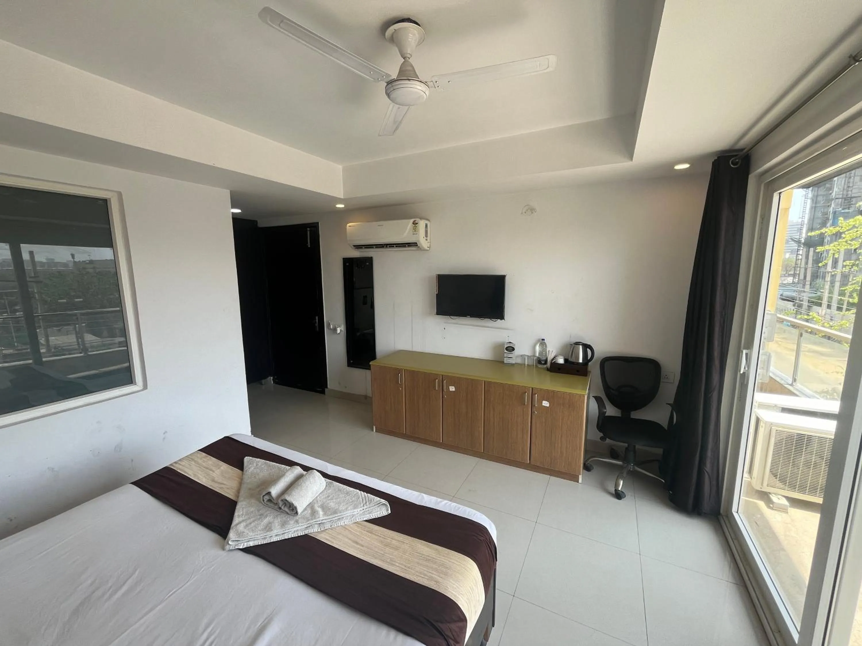 Bed in Tipsyy Inn Suites 007