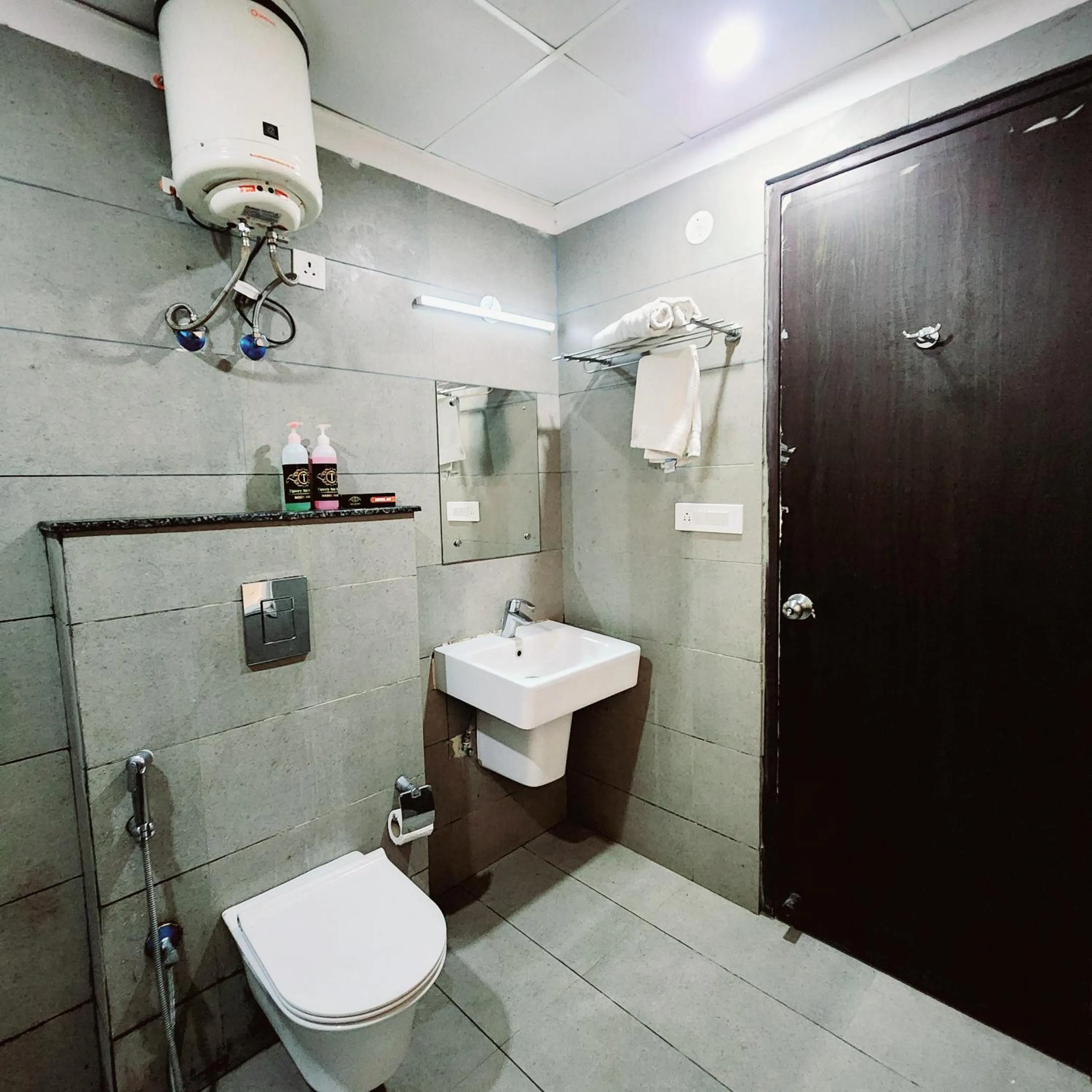 Bathroom in Tipsyy Inn Suites 007