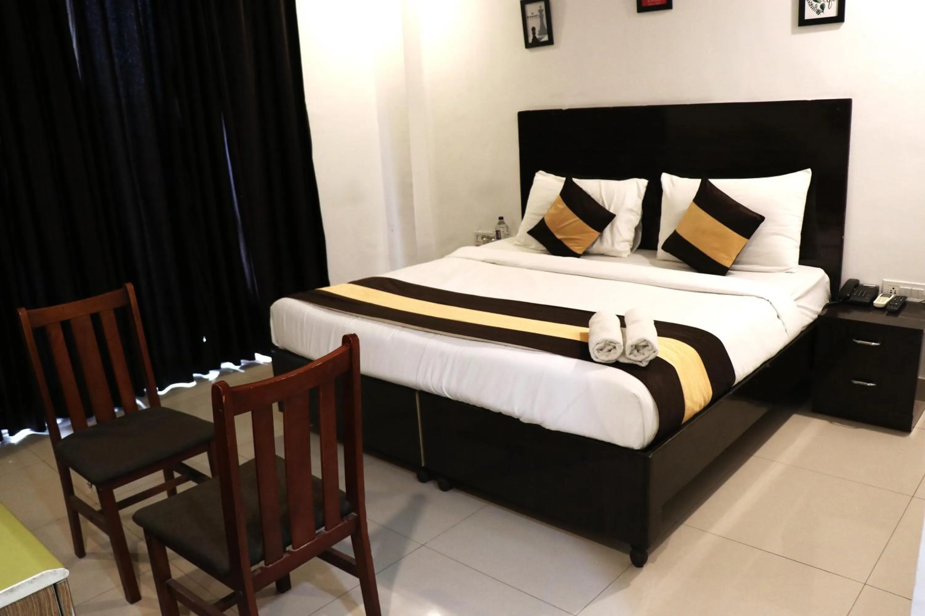 Bed in Tipsyy Inn Suites 007