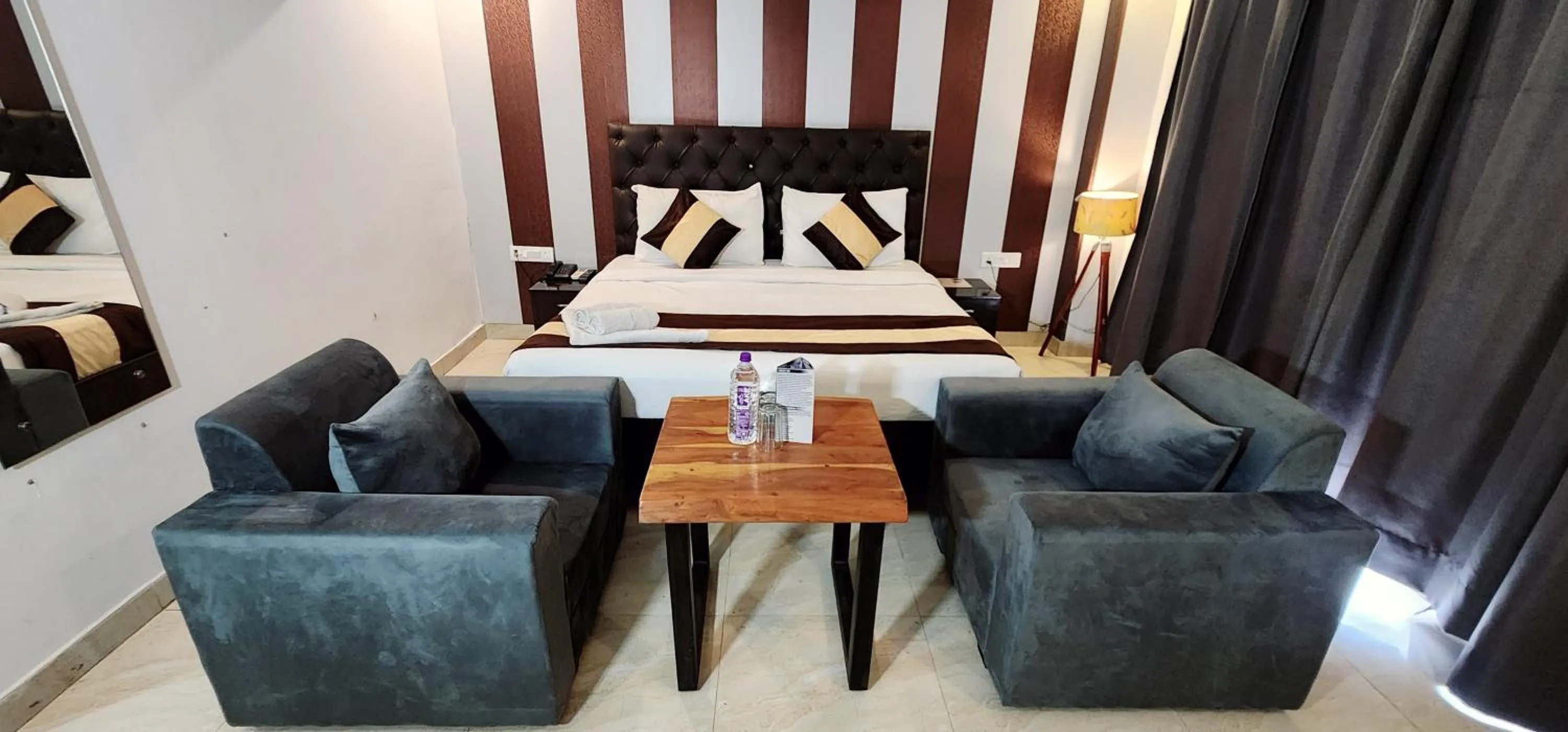 Seating area in Tipsyy Inn Suites 007