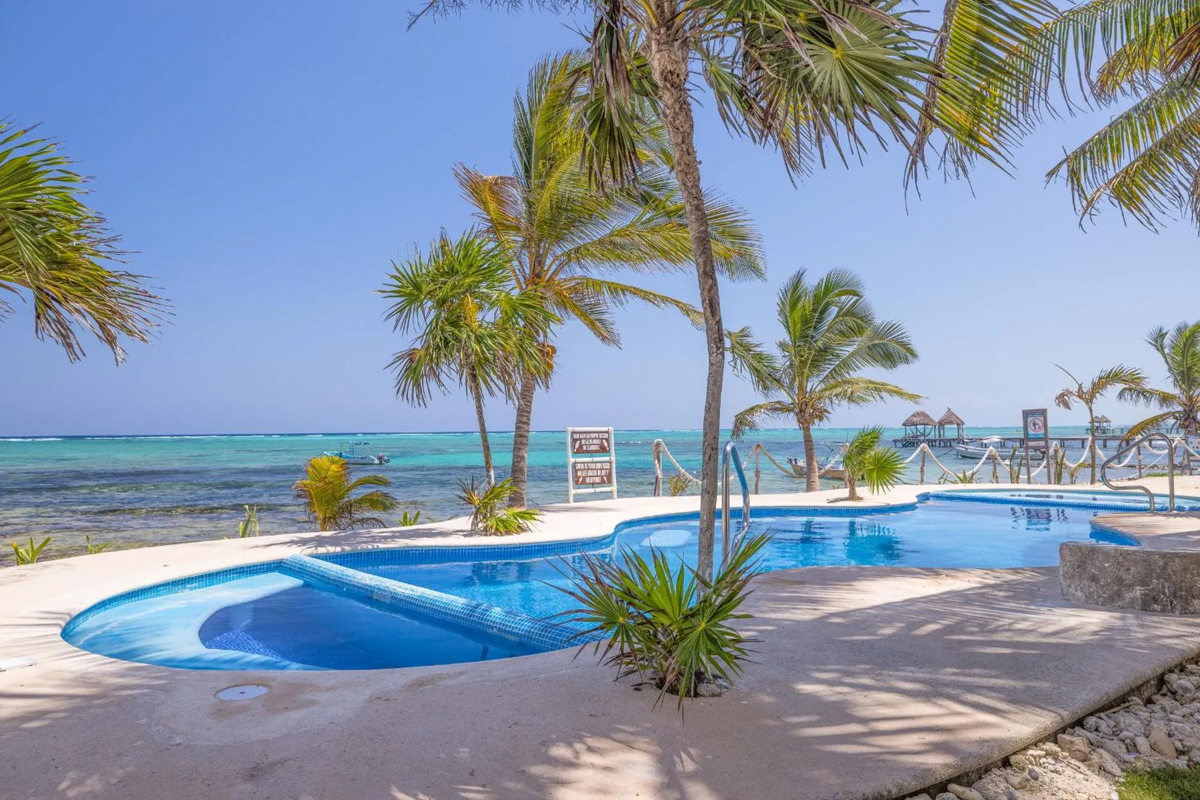Swimming pool in Casa Cenote Hotel
