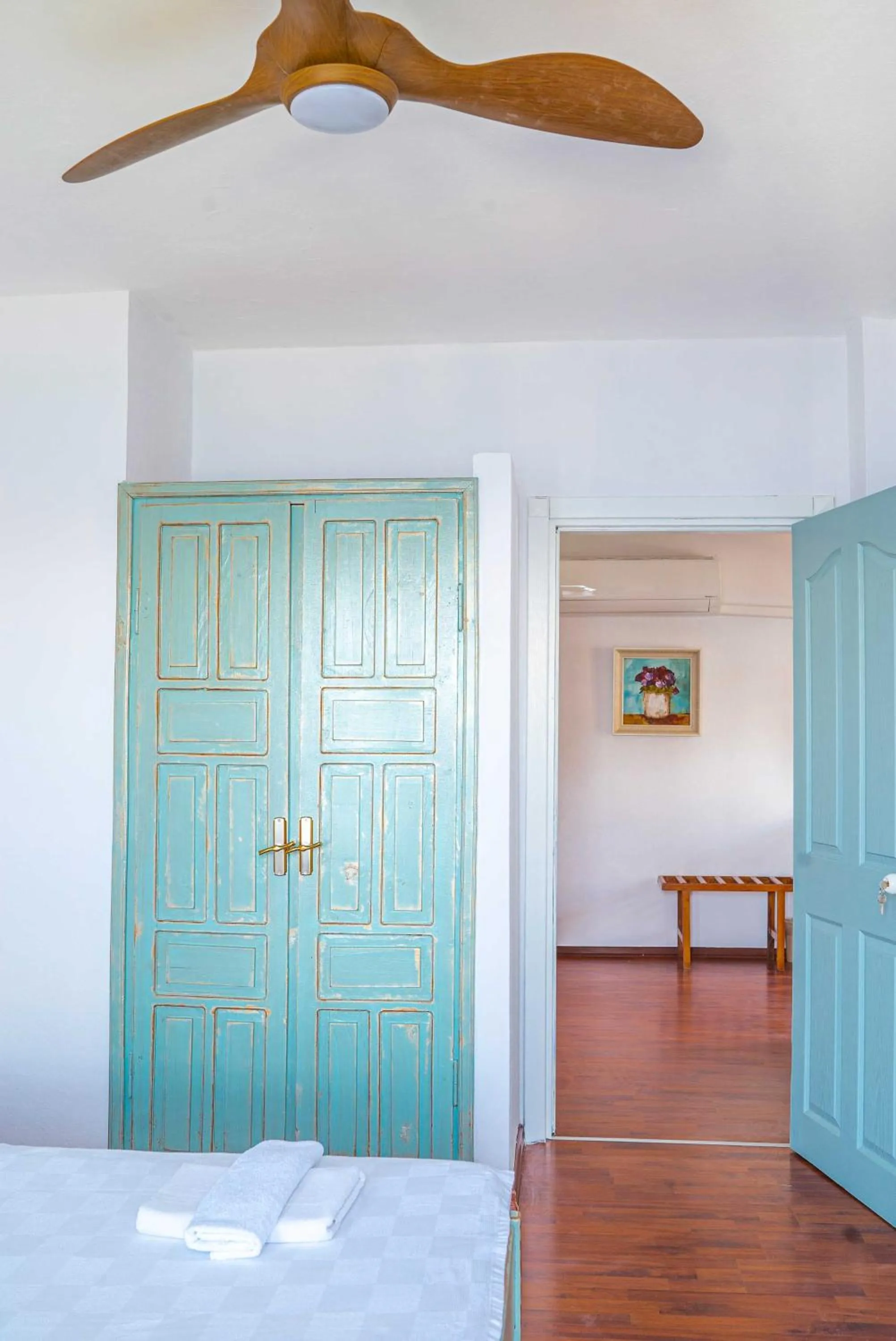 Photo of the whole room, Bed in The Diplomat Hotel