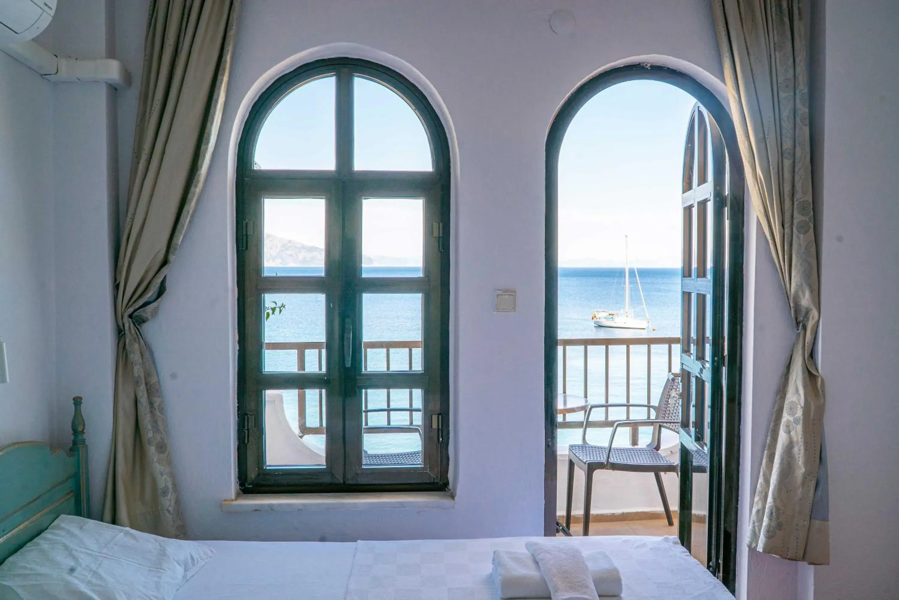 Bed in The Diplomat Hotel Bed in The Diplomat Hotel