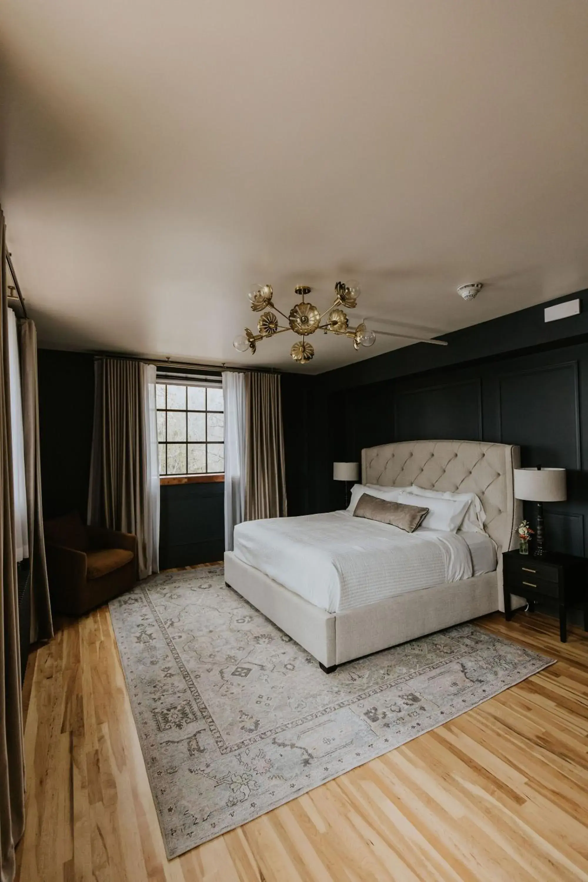 Suite with River View in HATCHERY HOTEL & EVENT CENTER Suite with River View in HATCHERY HOTEL & EVENT CENTER