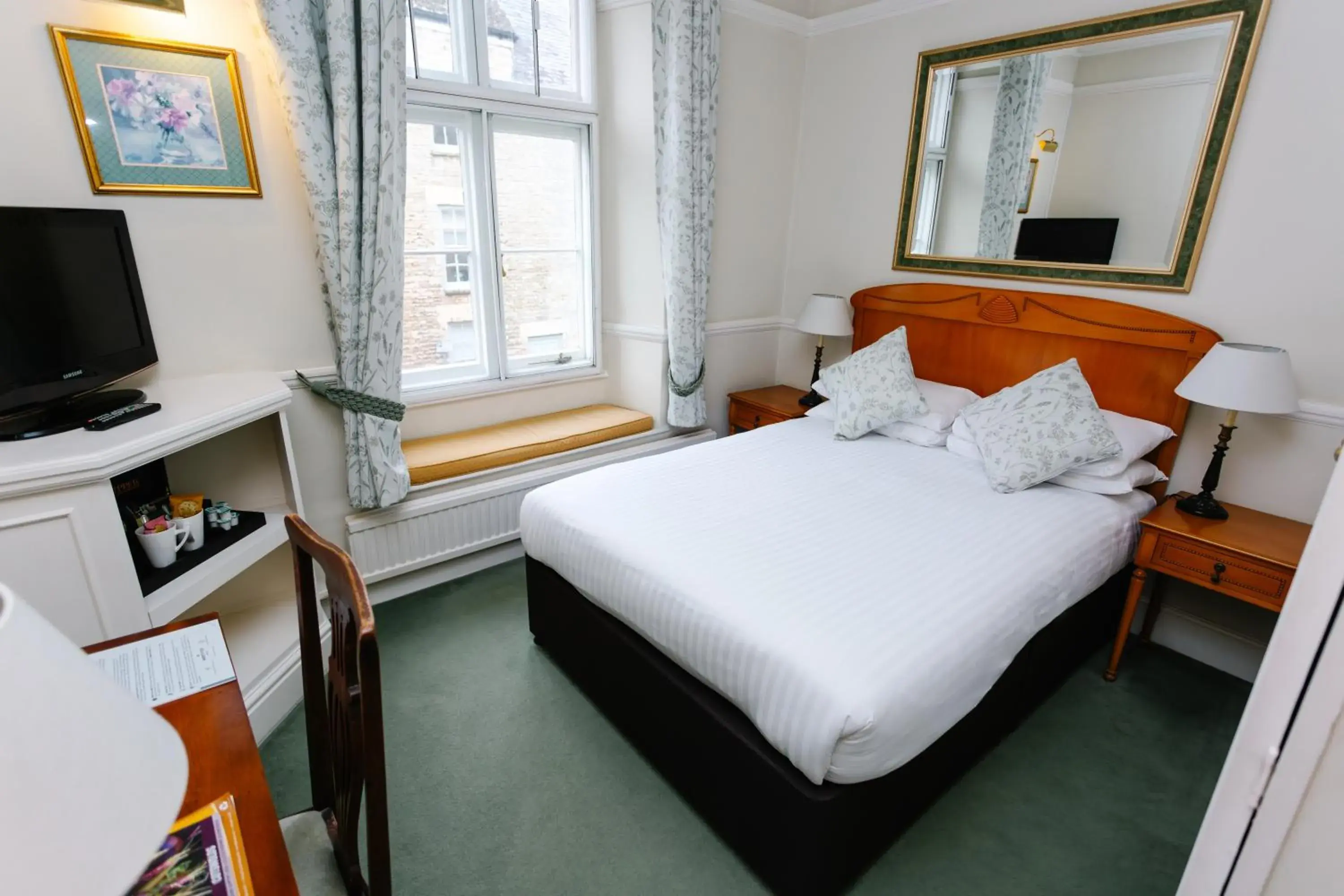 Compact Double Room in The Snooty Fox Compact Double Room in The Snooty Fox