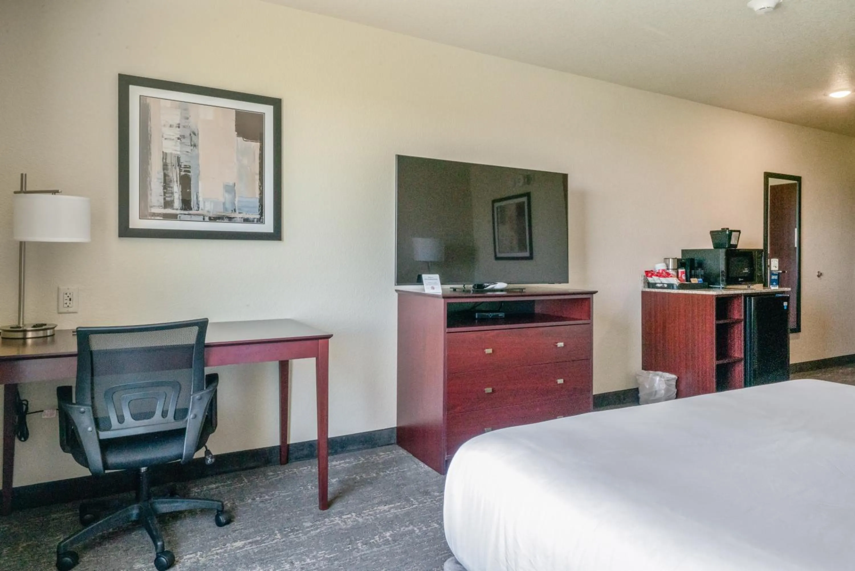 Bedroom, Bed in Cobblestone Inn & Suites - Boise City
