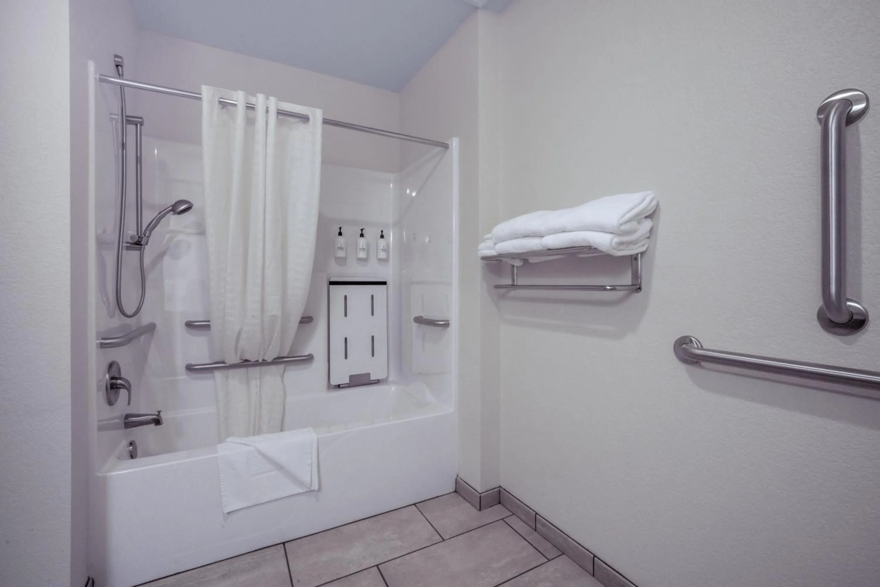 Bathroom in Cobblestone Inn & Suites - Boise City