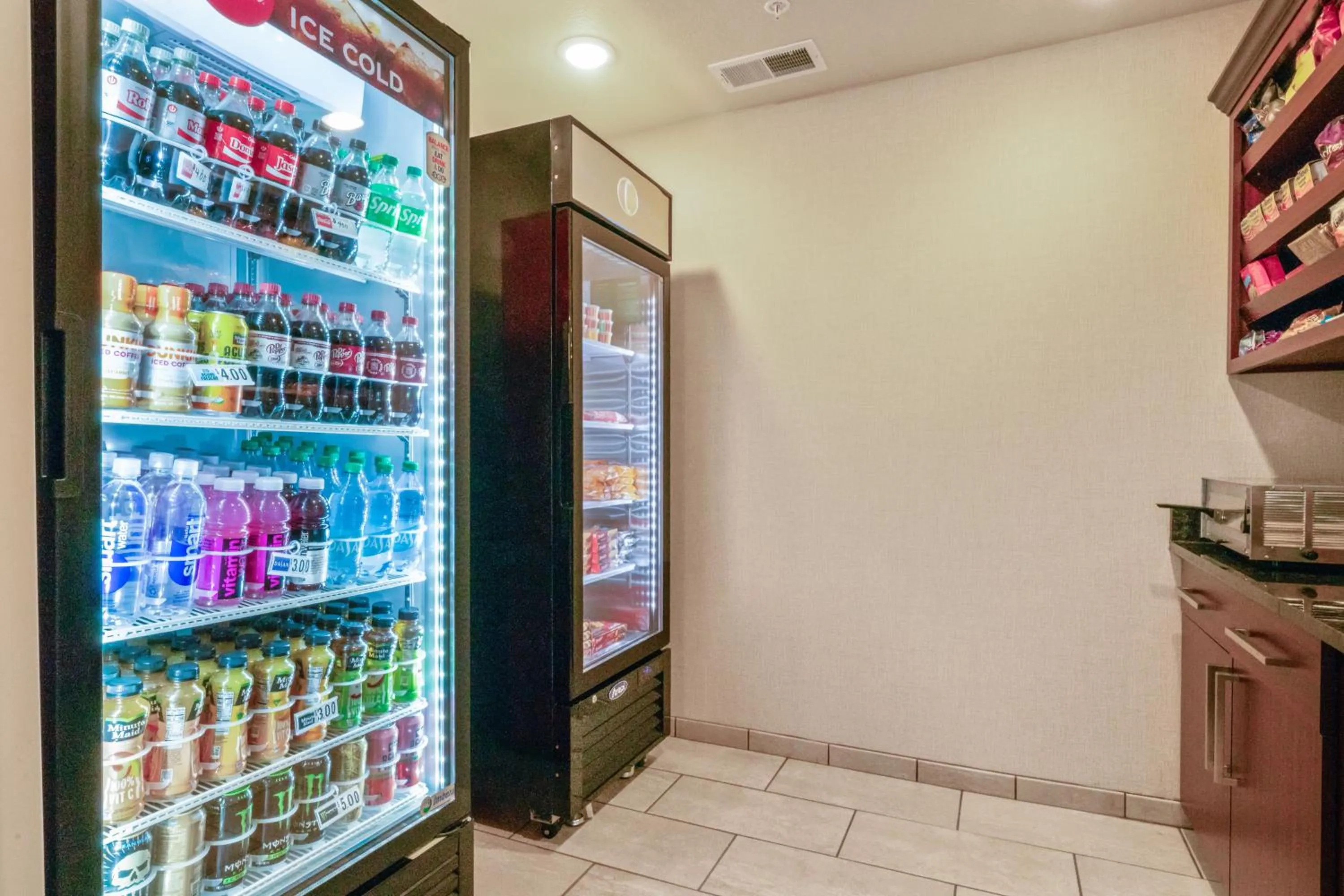 Food and drinks in Cobblestone Inn & Suites - Boise City