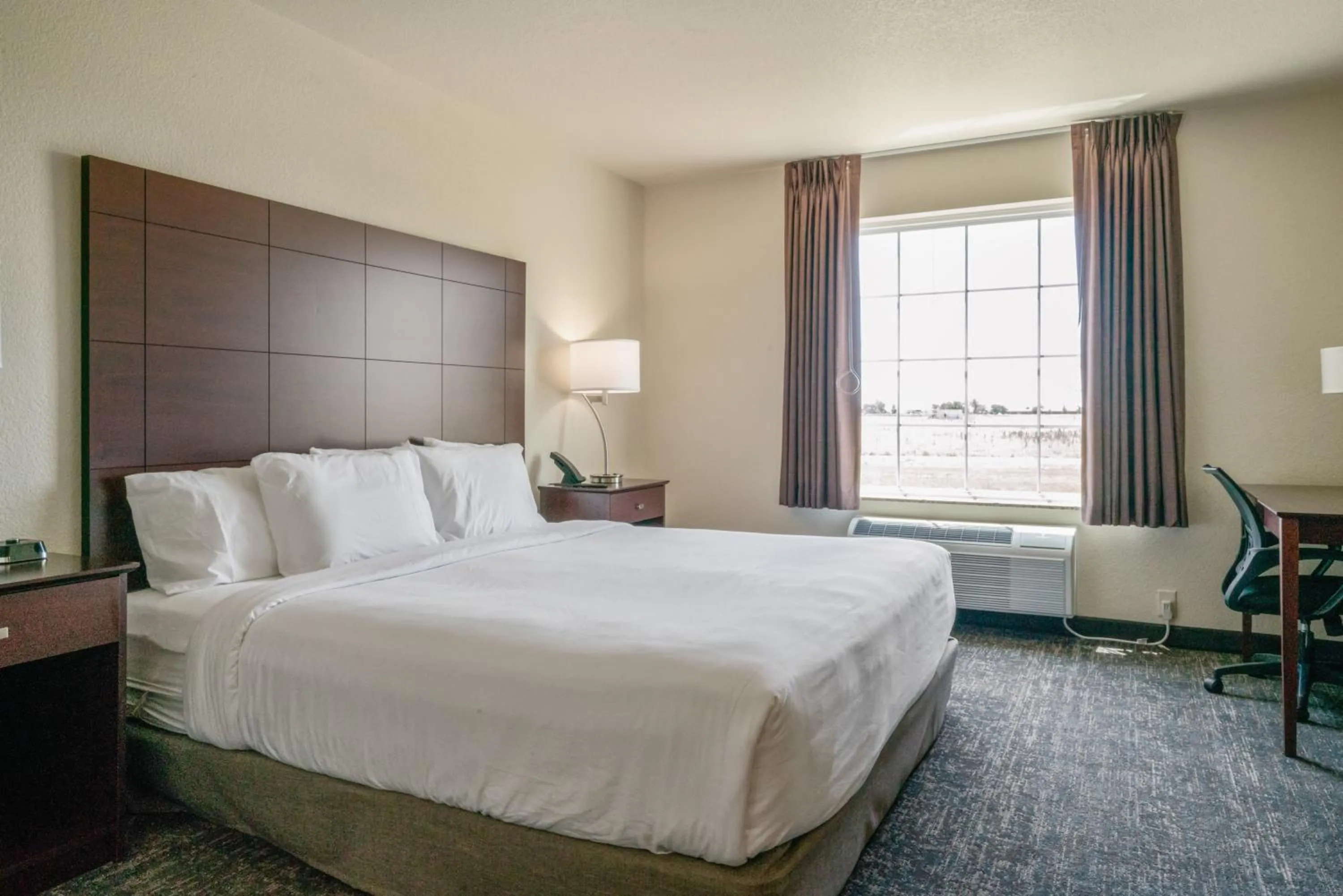 Bedroom, Bed in Cobblestone Inn & Suites - Boise City