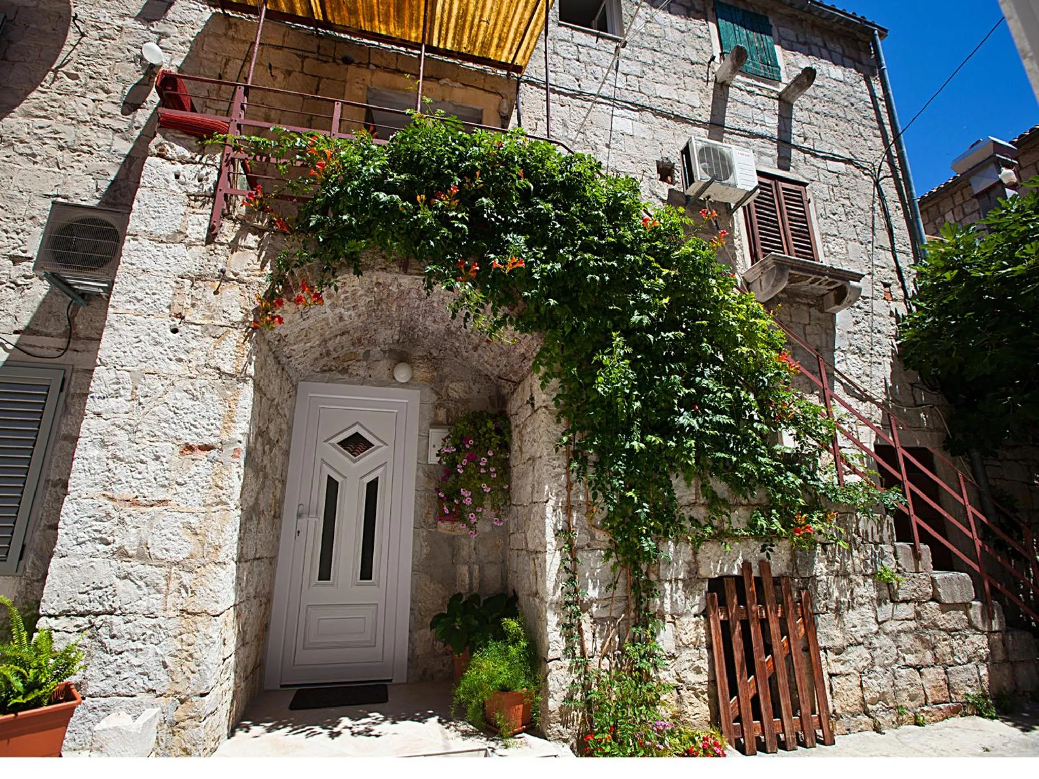 Property building in "Skalinada" Apartments in the Heart of Split