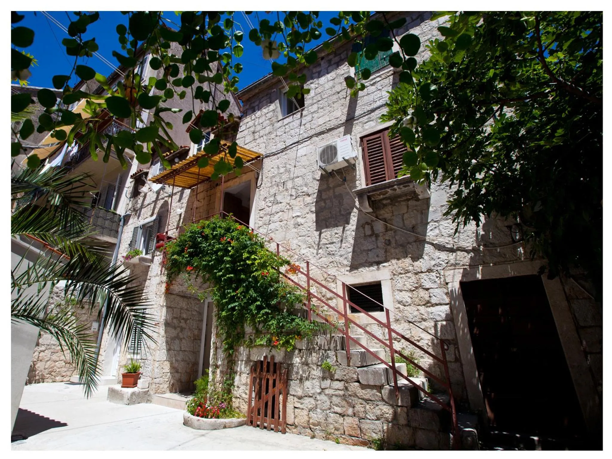 Property building in "Skalinada" Apartments in the Heart of Split
