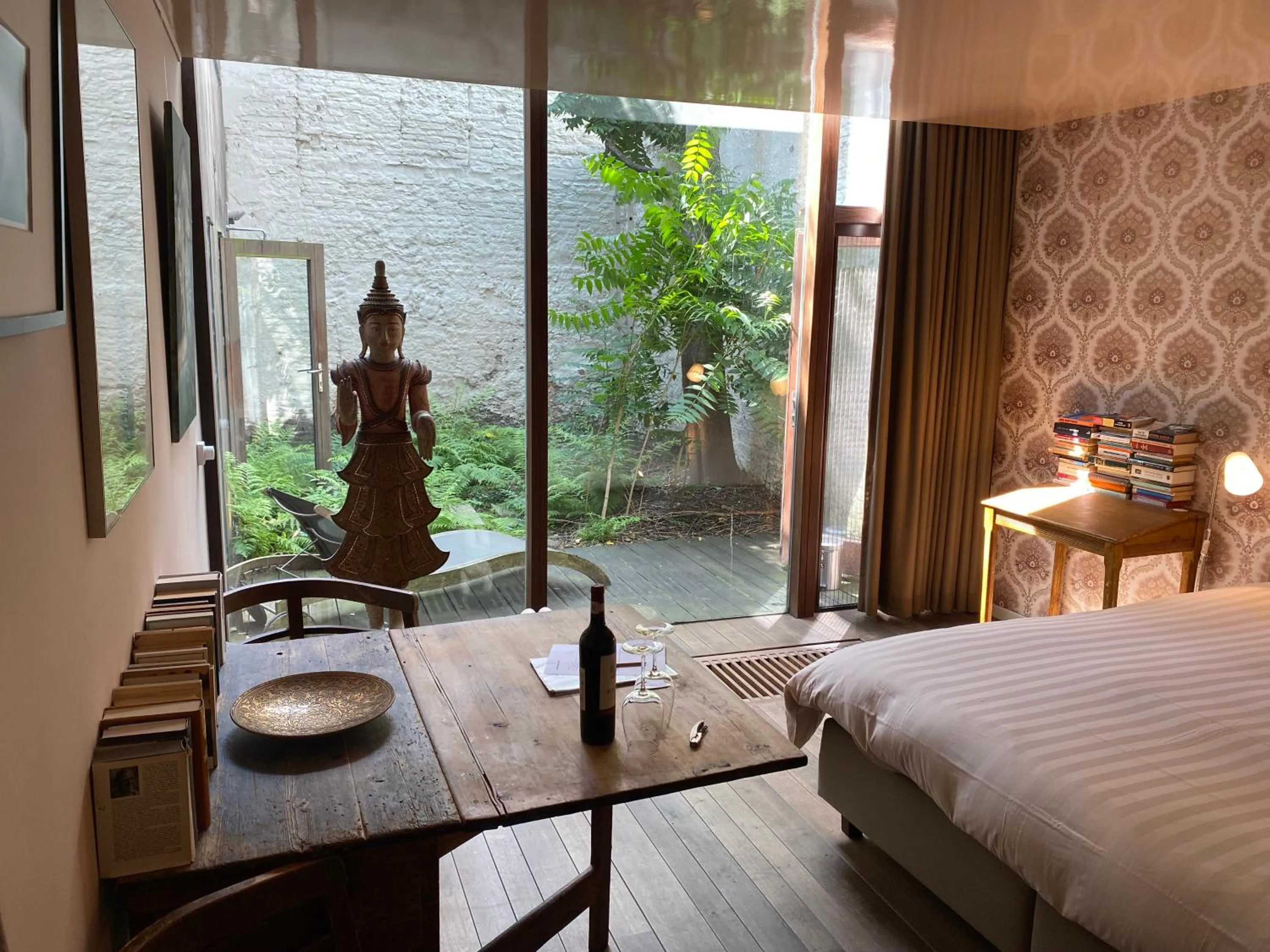 Bedroom, Bed in Schopenhauer