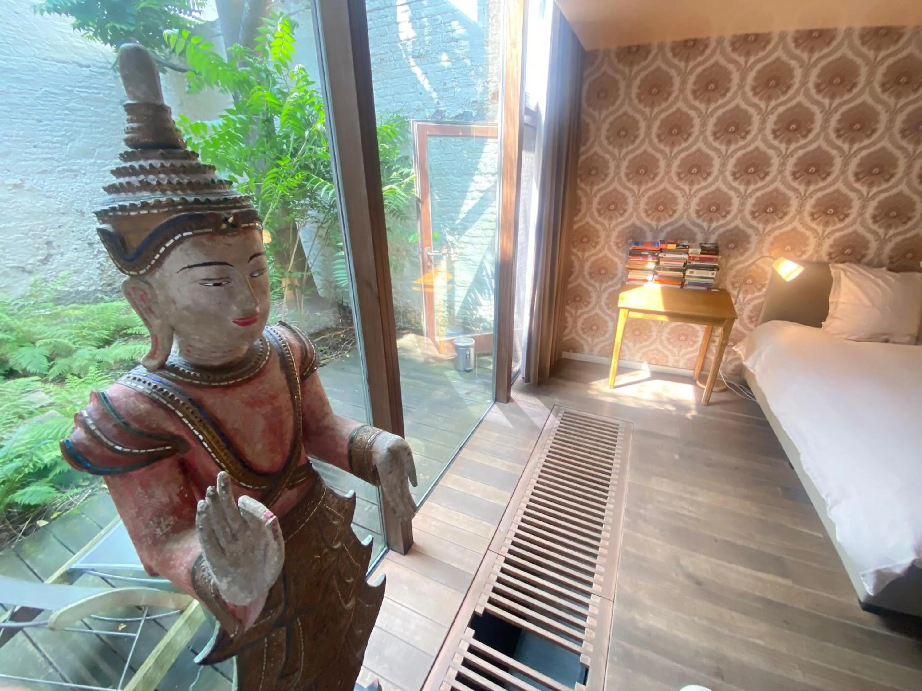 Bedroom, Bed in Schopenhauer