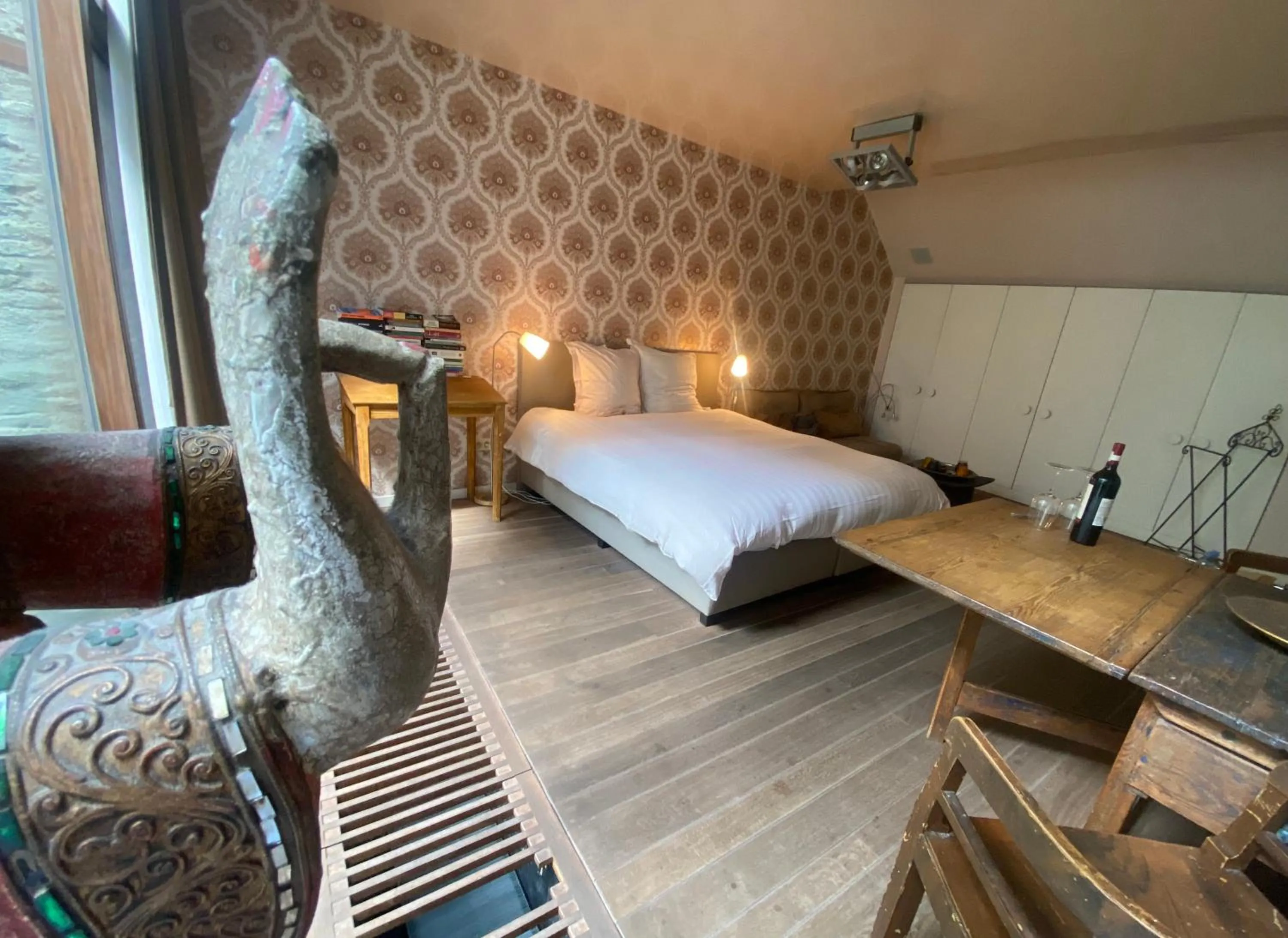 Bedroom, Bed in Schopenhauer