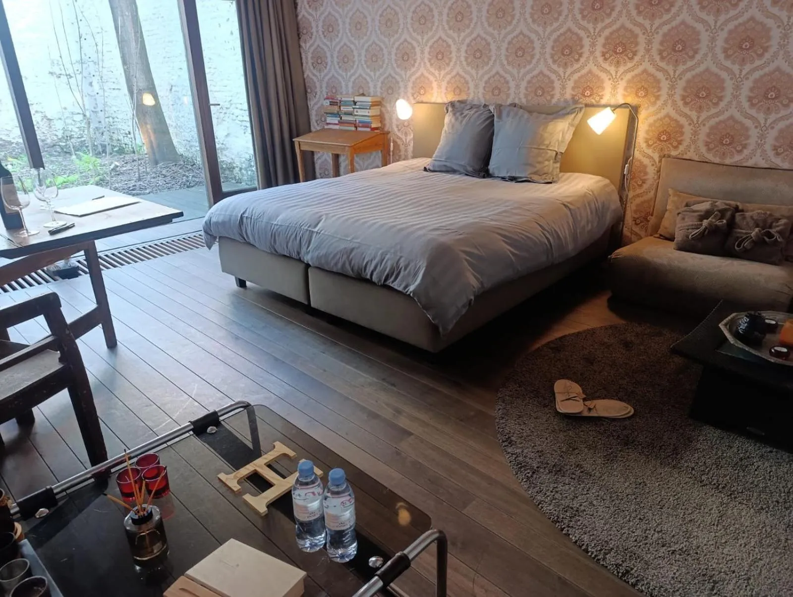 Bedroom, Bed in Schopenhauer