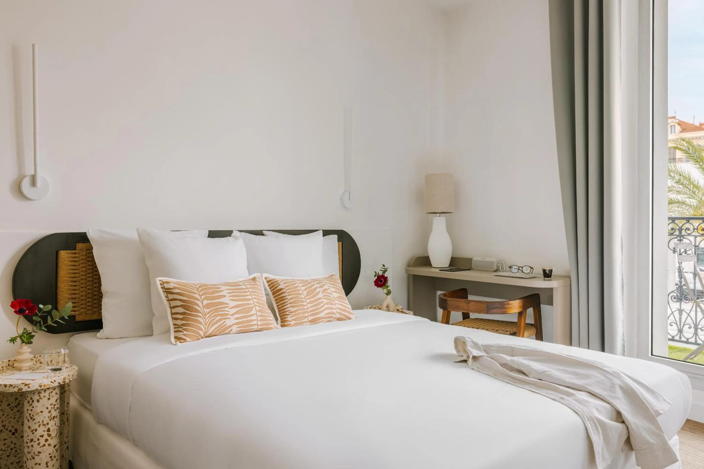 Bed in Yelo Lumière powered by Sonder