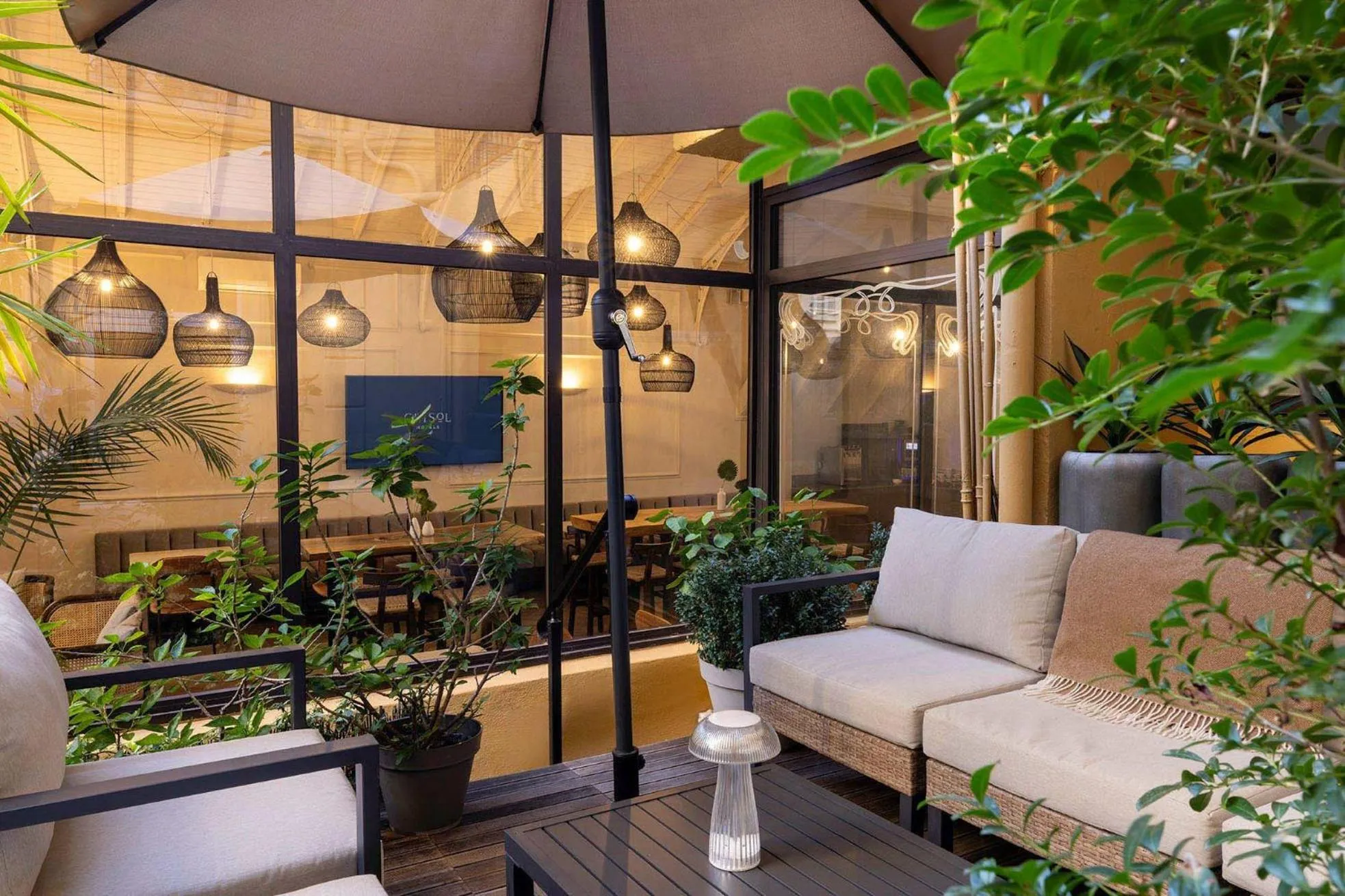 Restaurant/places to eat in Crisol Lumière