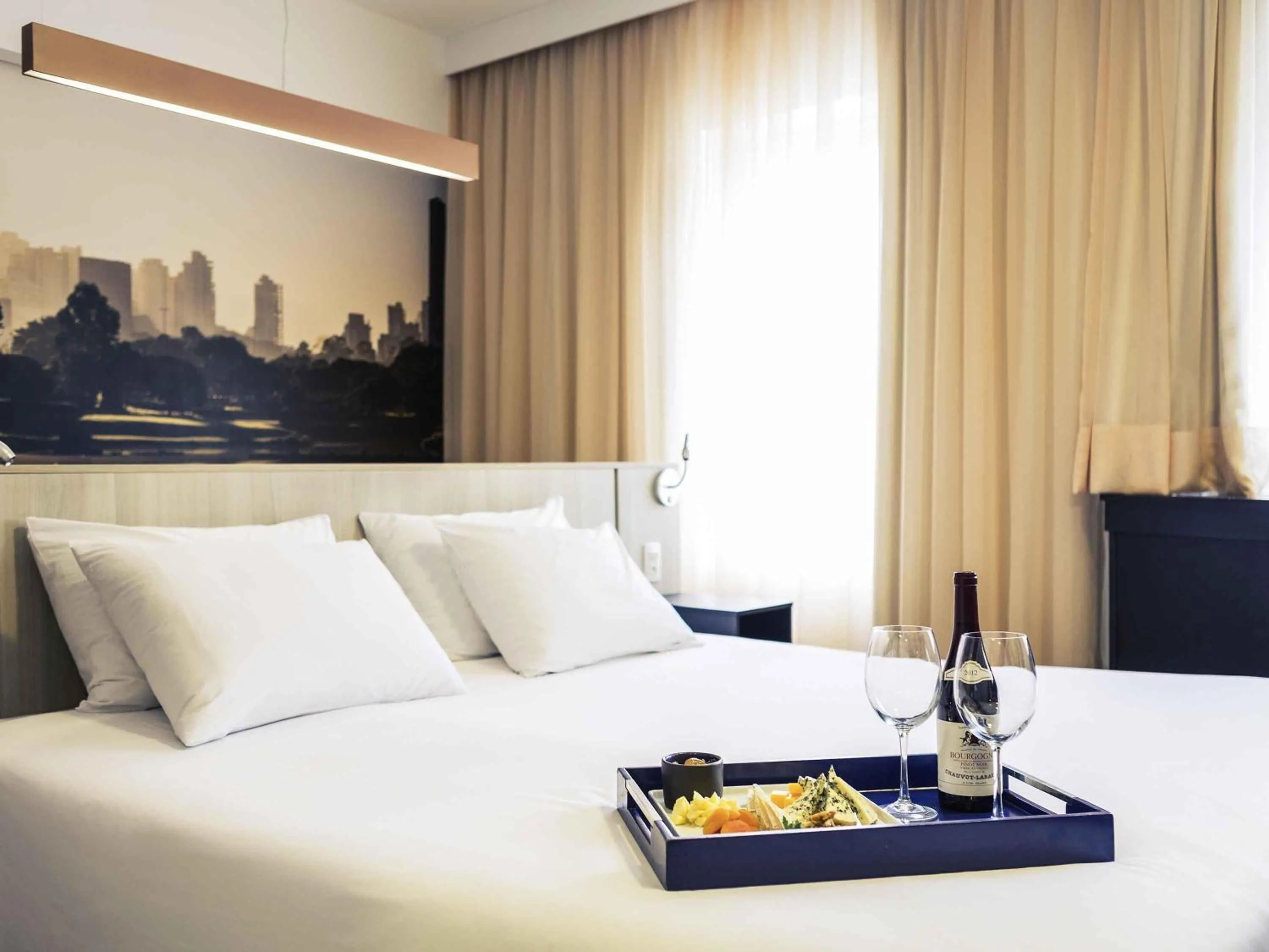 Restaurant/places to eat, Bed in Mercure Sao Paulo Bela Vista