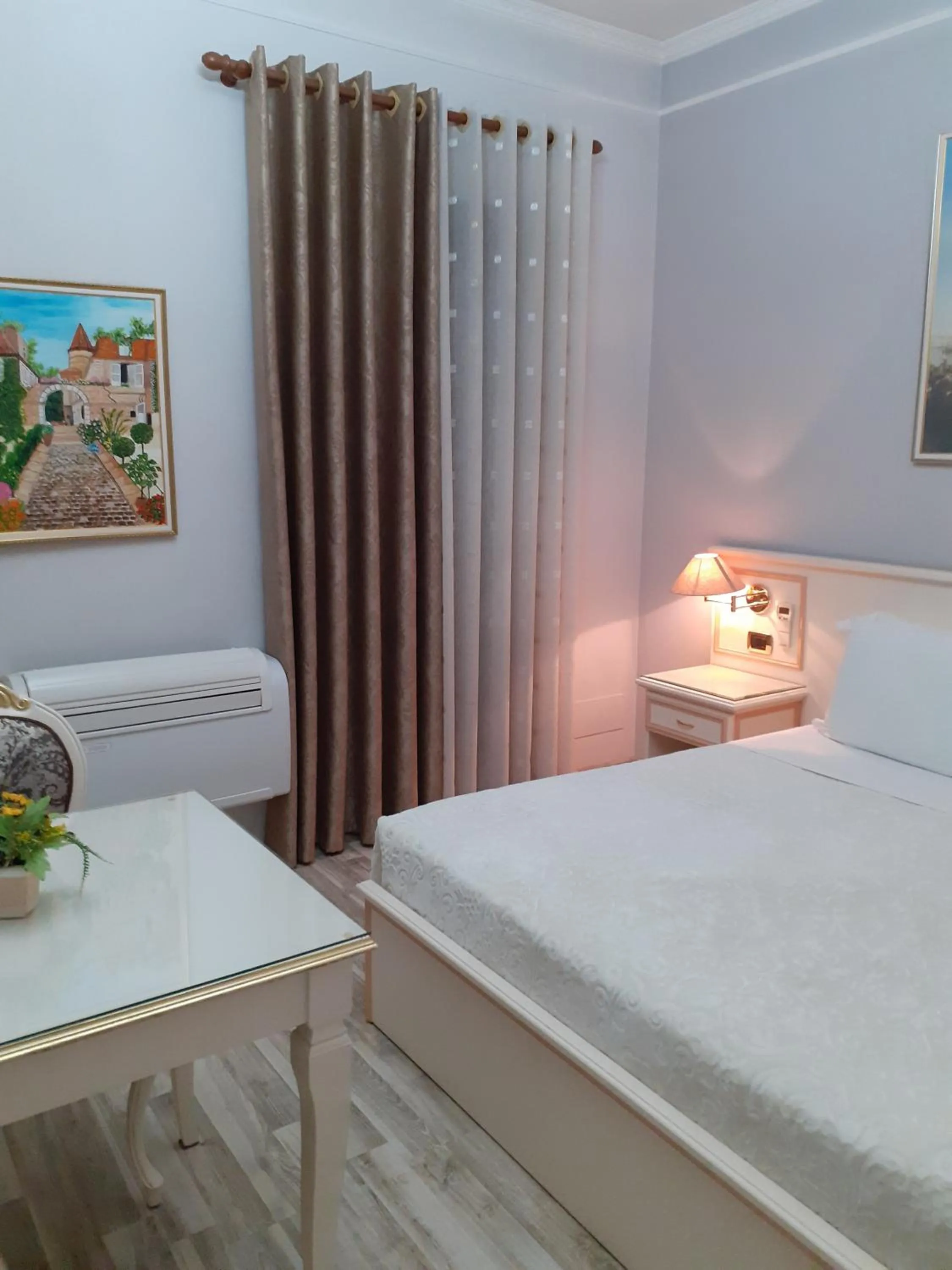 Bed in Hotel Guri