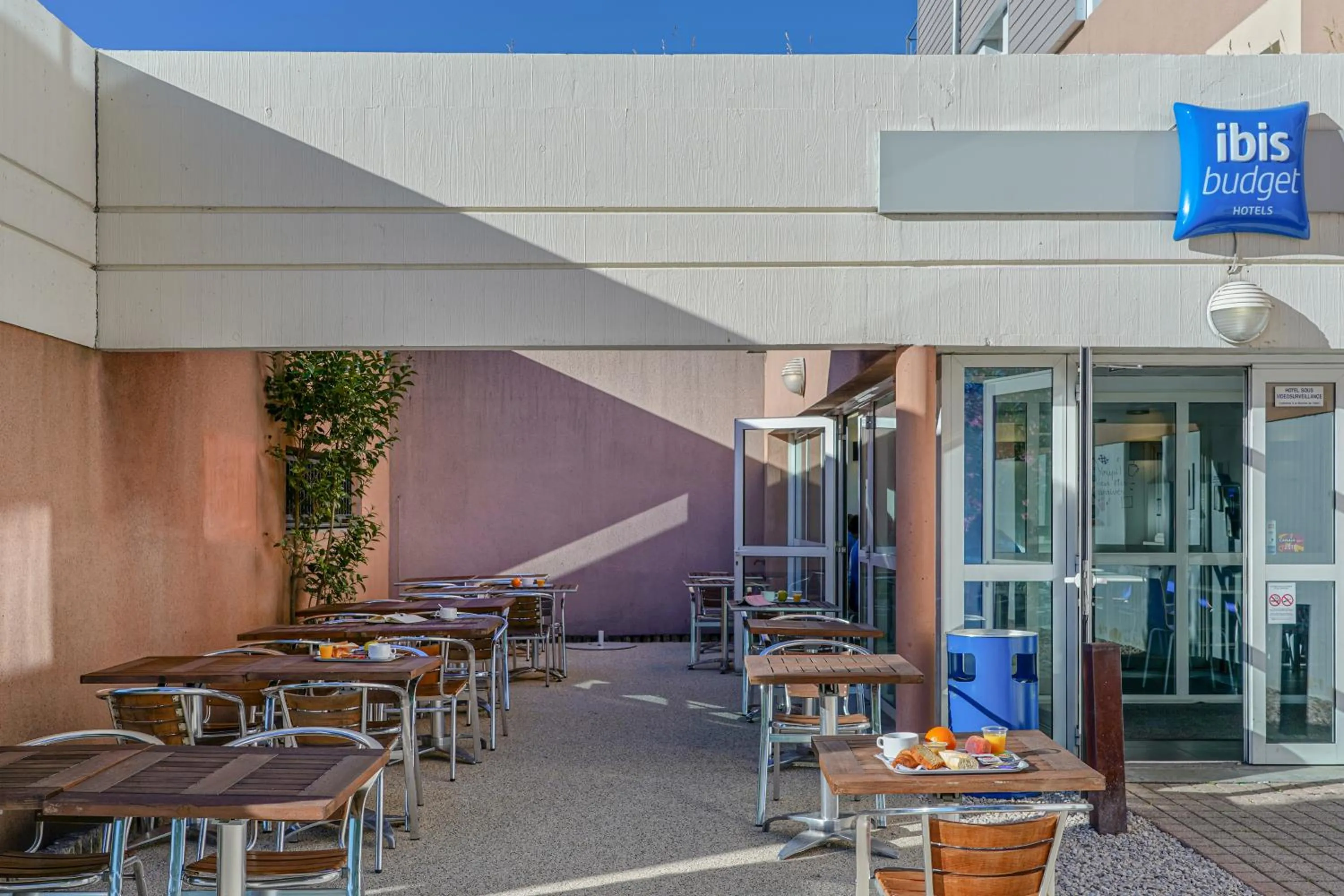 Patio in Ibis Budget Aubenas