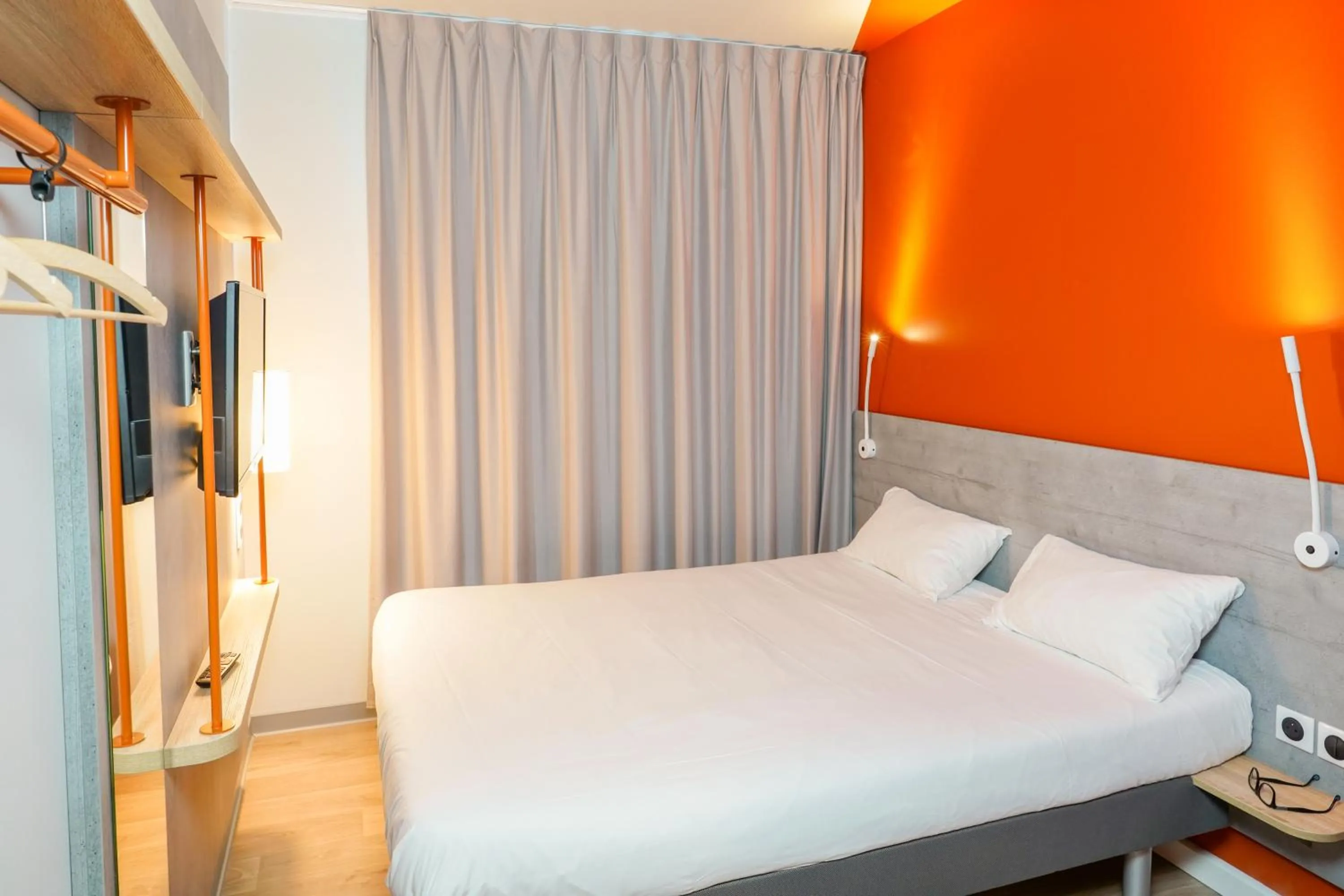 TV and multimedia, Bed in Ibis Budget Aubenas