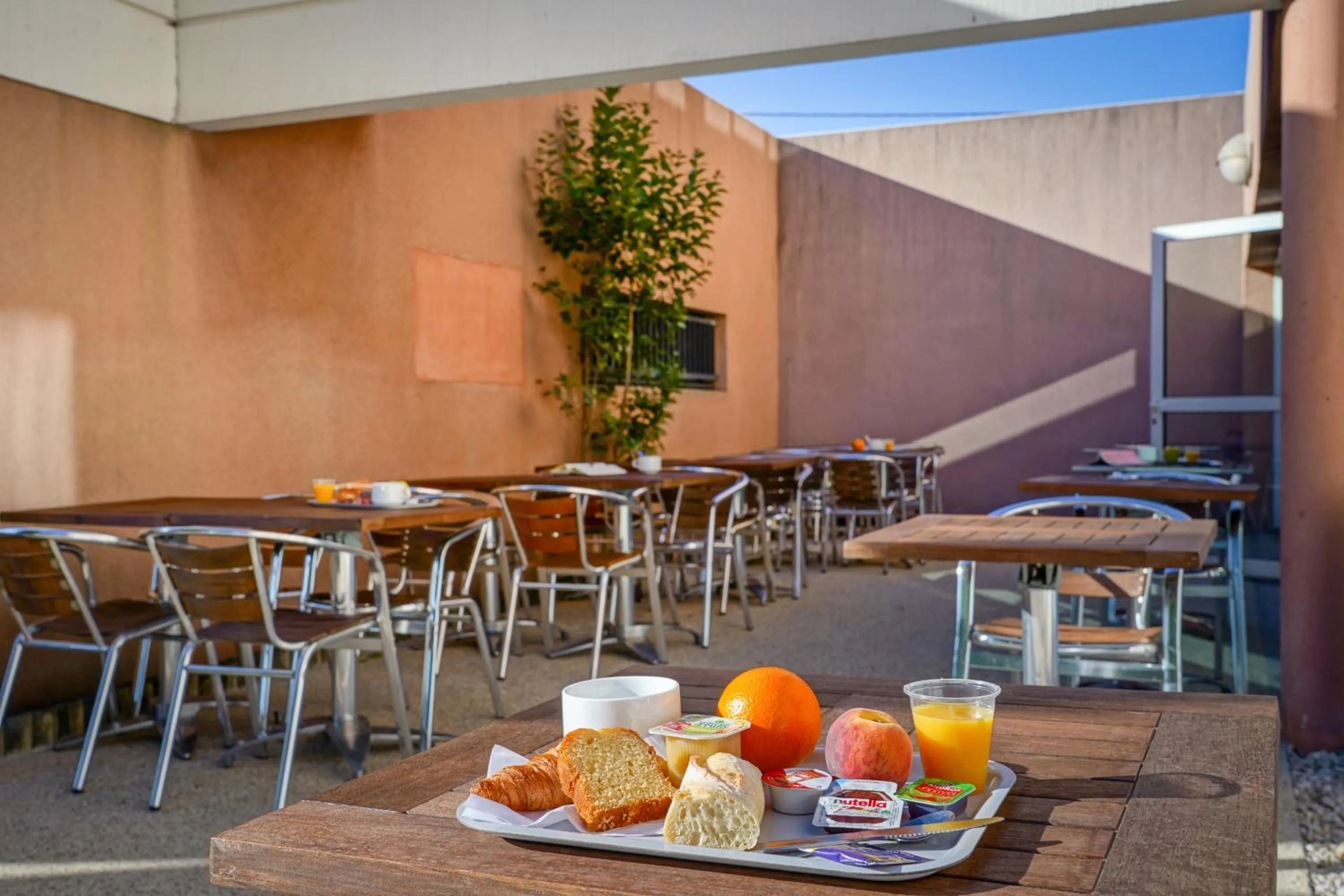 Patio in Ibis Budget Aubenas