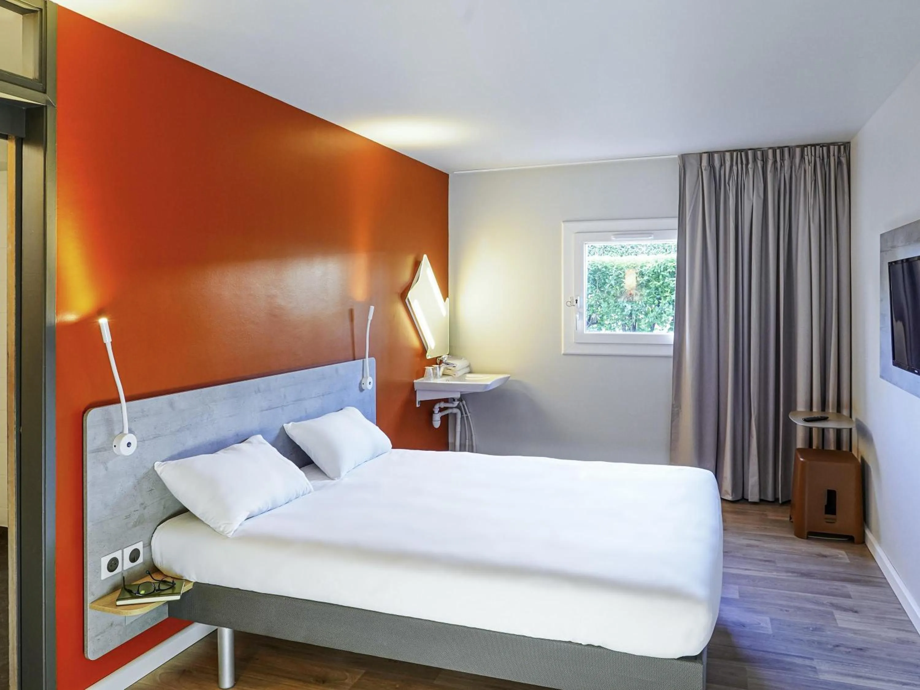 Bedroom, Bed in Ibis Budget Aubenas