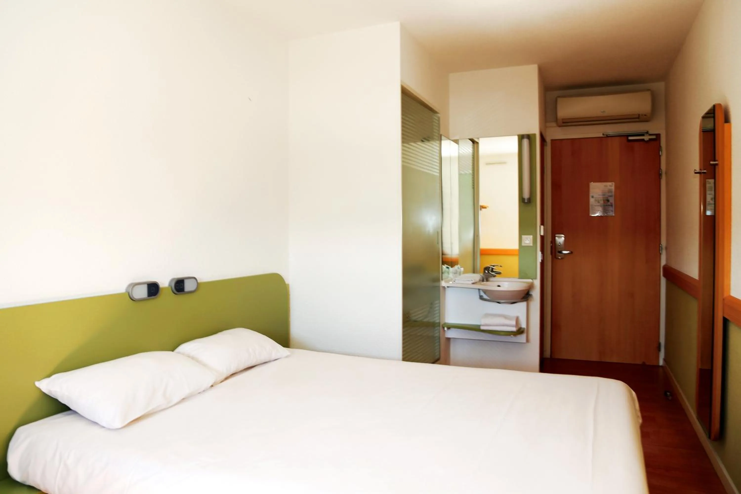 Bed in Ibis Budget Aubenas