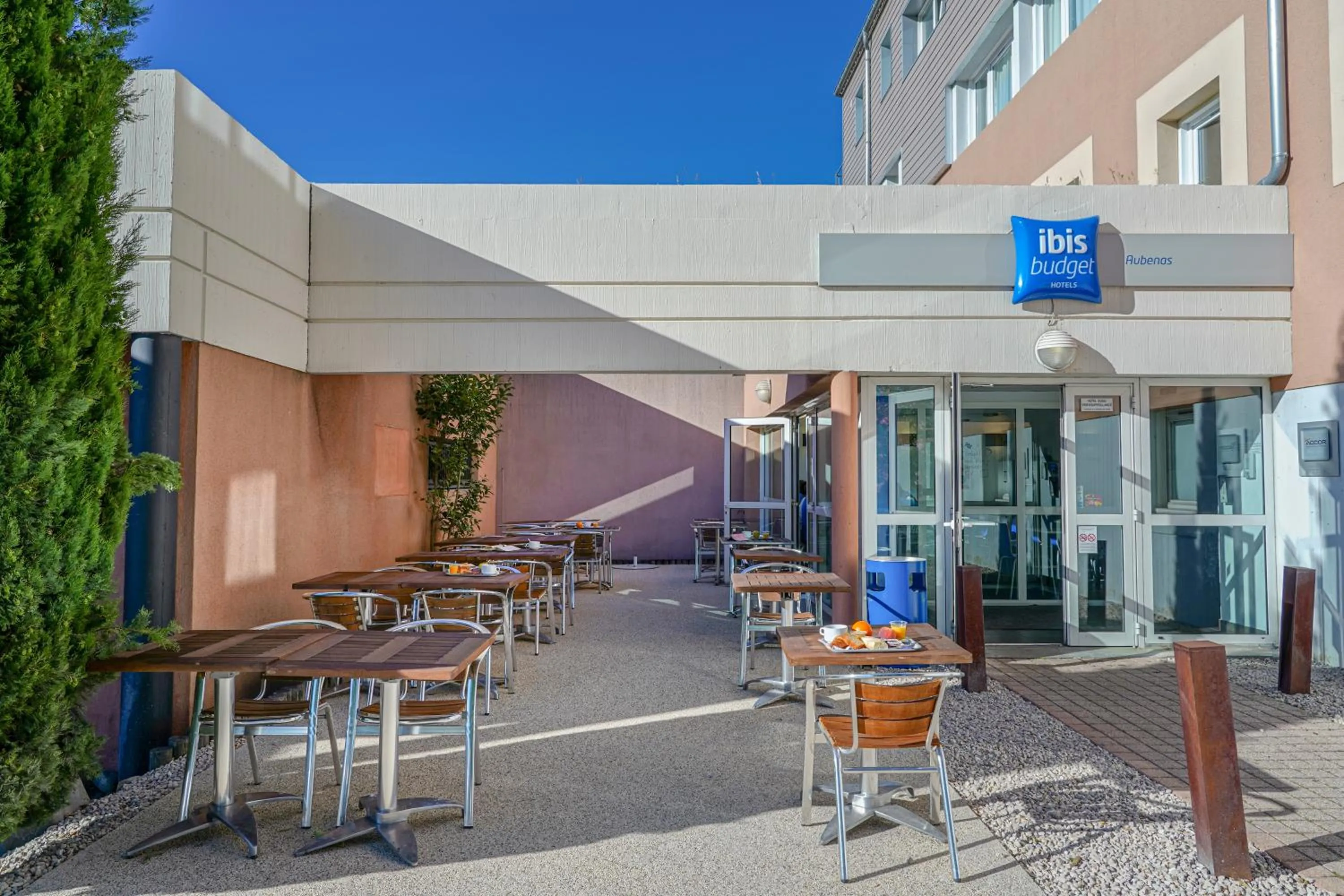 Patio in Ibis Budget Aubenas