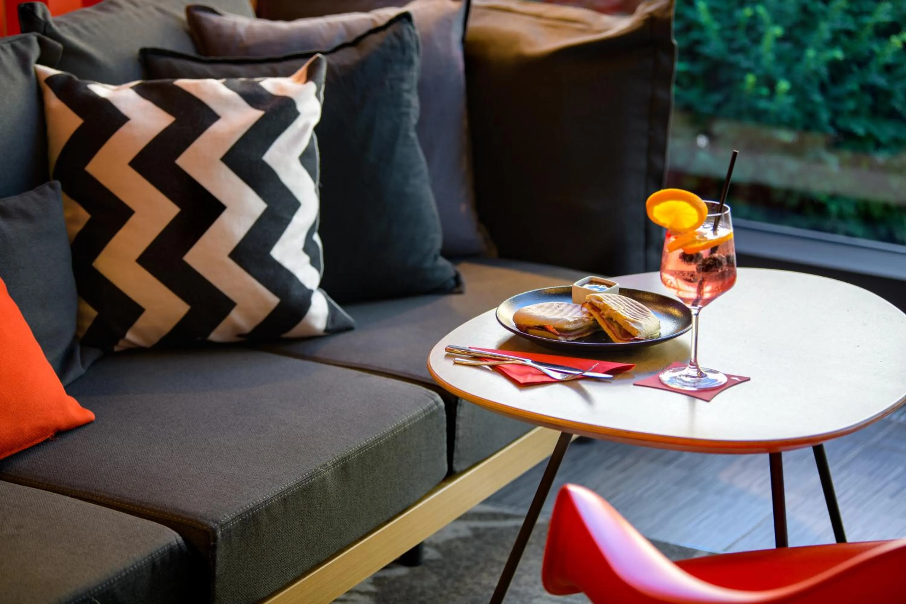 Lounge or bar in Ibis München City Arnulfpark