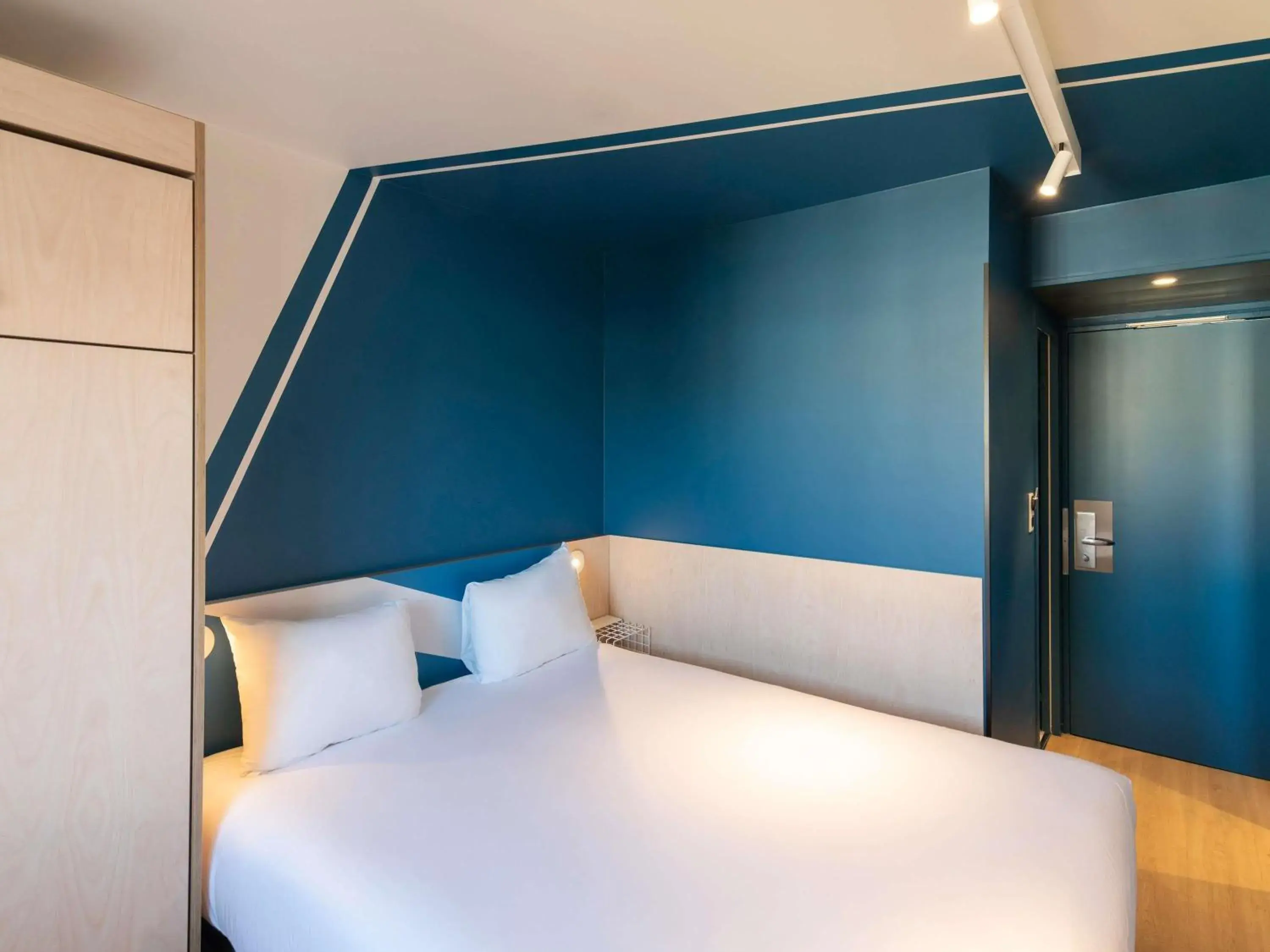 Bedroom, Bed in ibis budget Lyon Centre Confluence Bedroom, Bed in ibis budget Lyon Centre Confluence