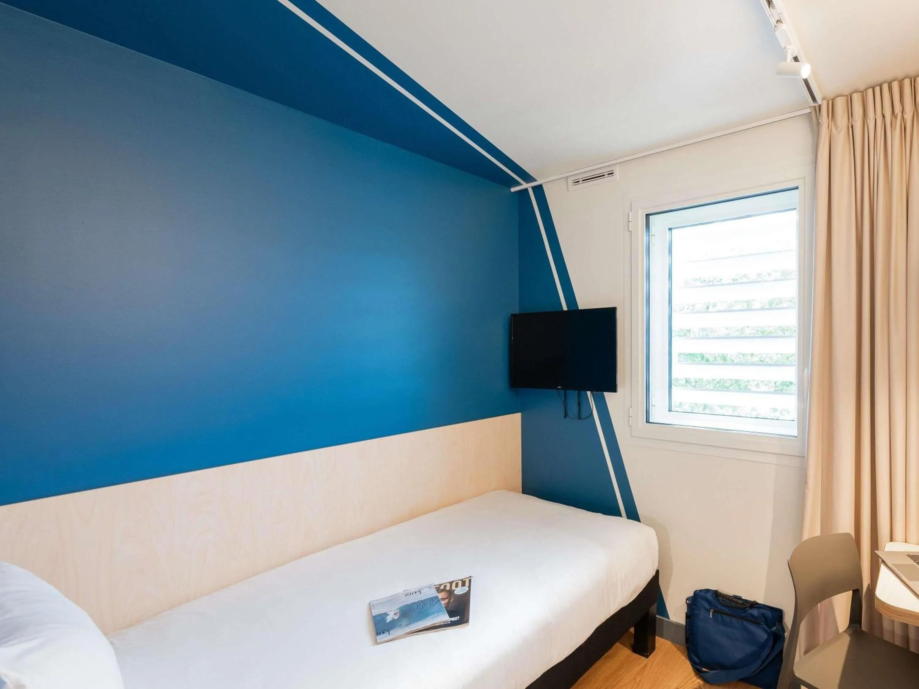 Bedroom, Bed in ibis budget Lyon Centre Confluence