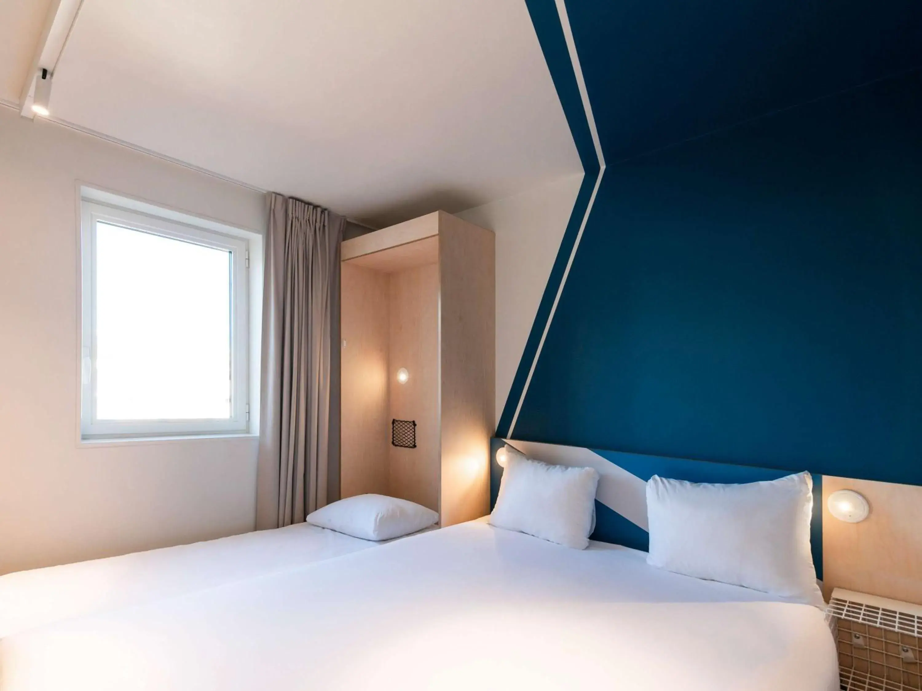 Bedroom, Bed in ibis budget Lyon Centre Confluence Bedroom, Bed in ibis budget Lyon Centre Confluence