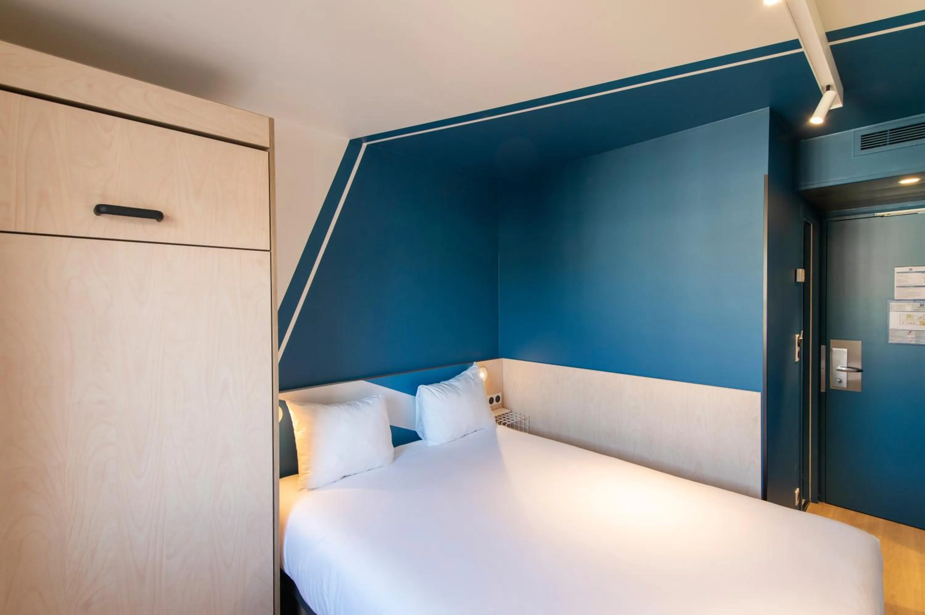 Bed in ibis budget Lyon Centre Confluence