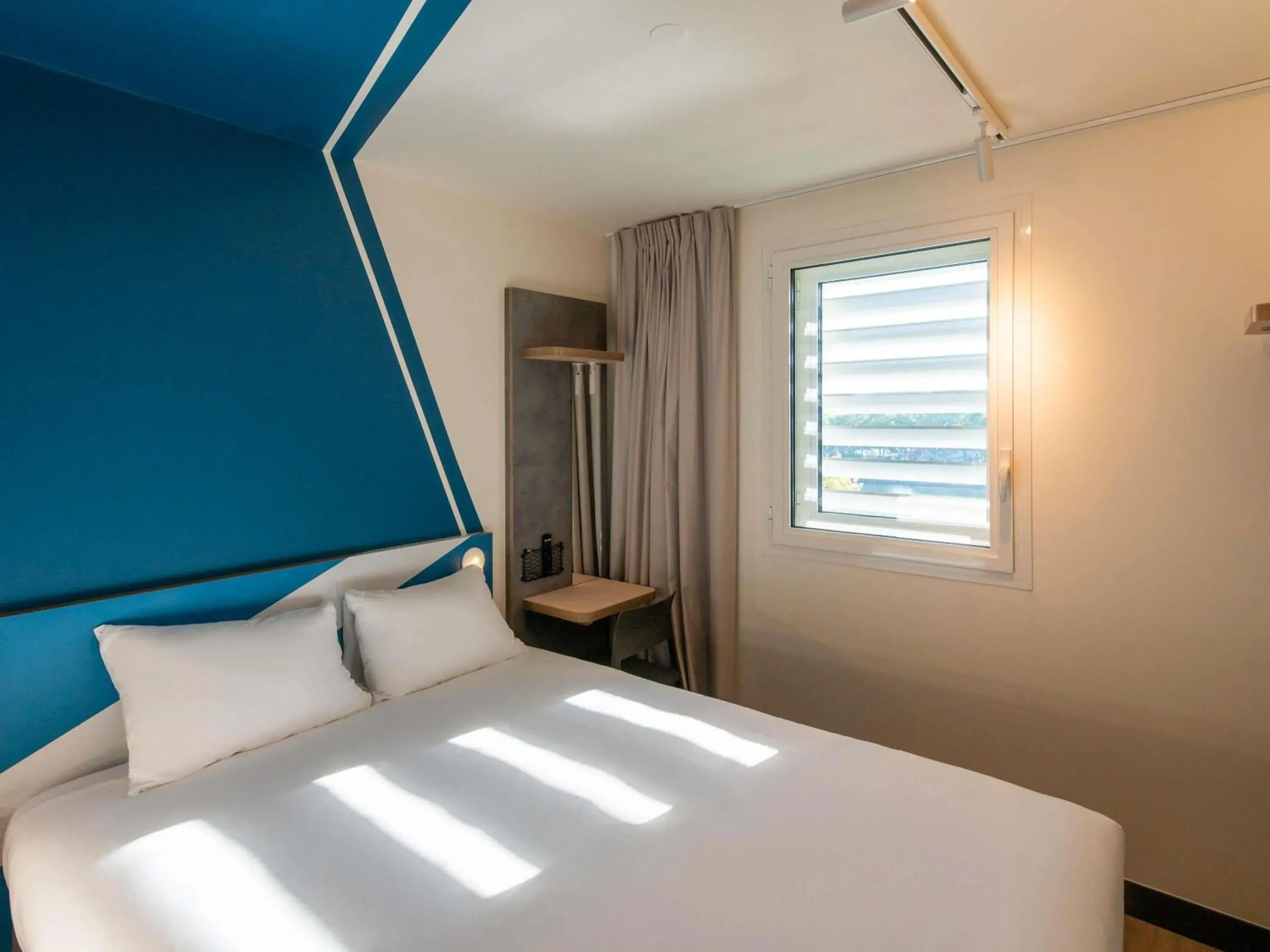 Bedroom, Bed in ibis budget Lyon Centre Confluence Bedroom, Bed in ibis budget Lyon Centre Confluence