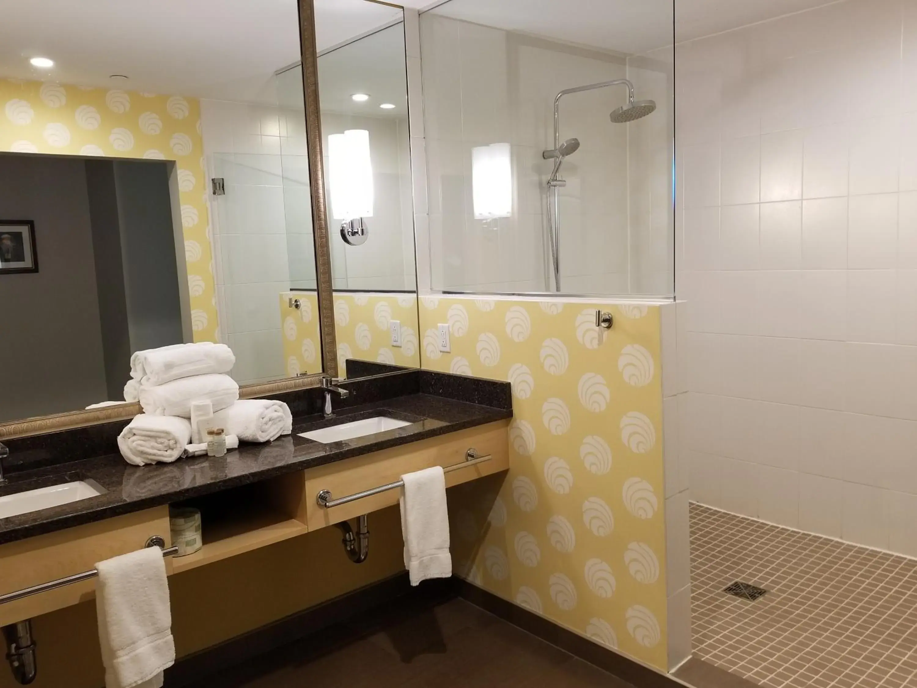 Premium Queen Room with Two Queen Beds in Hotel Indigo Pittsburgh East Liberty by IHG Premium Queen Room with Two Queen Beds in Hotel Indigo Pittsburgh East Liberty by IHG