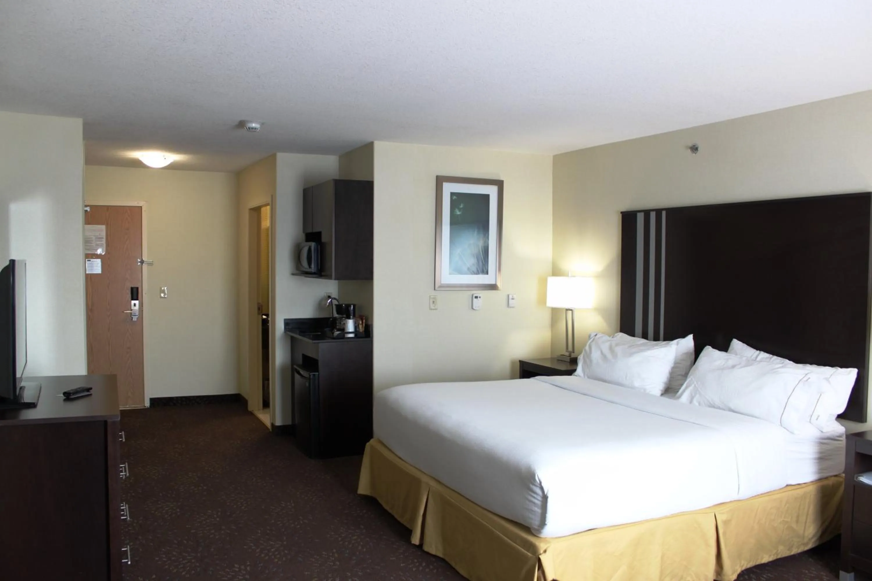 Photo of the whole room, Bed in Holiday Inn Express Yorkton East by IHG
